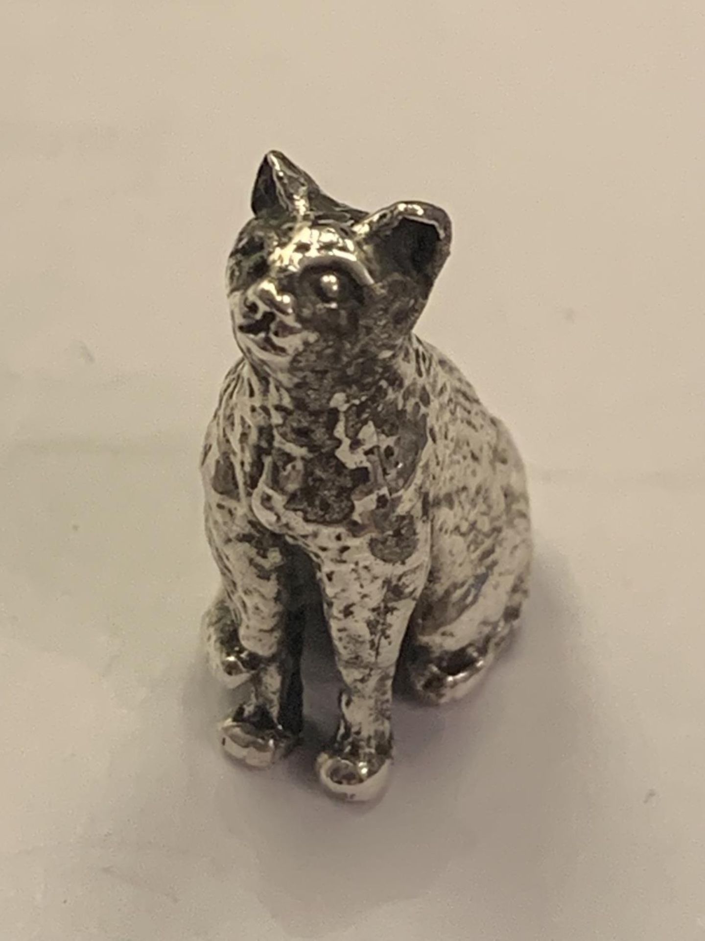 A MARKED SILVER MINIATURE SITTING CAT FIGURE