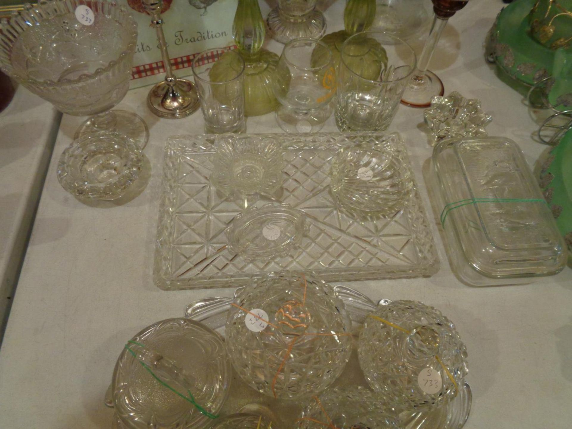 A COLLECTION OF GLASSWARE TO INCLUDE LIDDED JARS, TRAYS, CANDLE HOLDERS ETC - Image 3 of 4