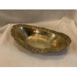 A HALLMARKED SHEFFIELD SILVER OVAL DISH WITH DECORATIVE EDGING GROSS WEIGHT 552 GRAMS