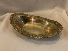 A HALLMARKED SHEFFIELD SILVER OVAL DISH WITH DECORATIVE EDGING GROSS WEIGHT 552 GRAMS