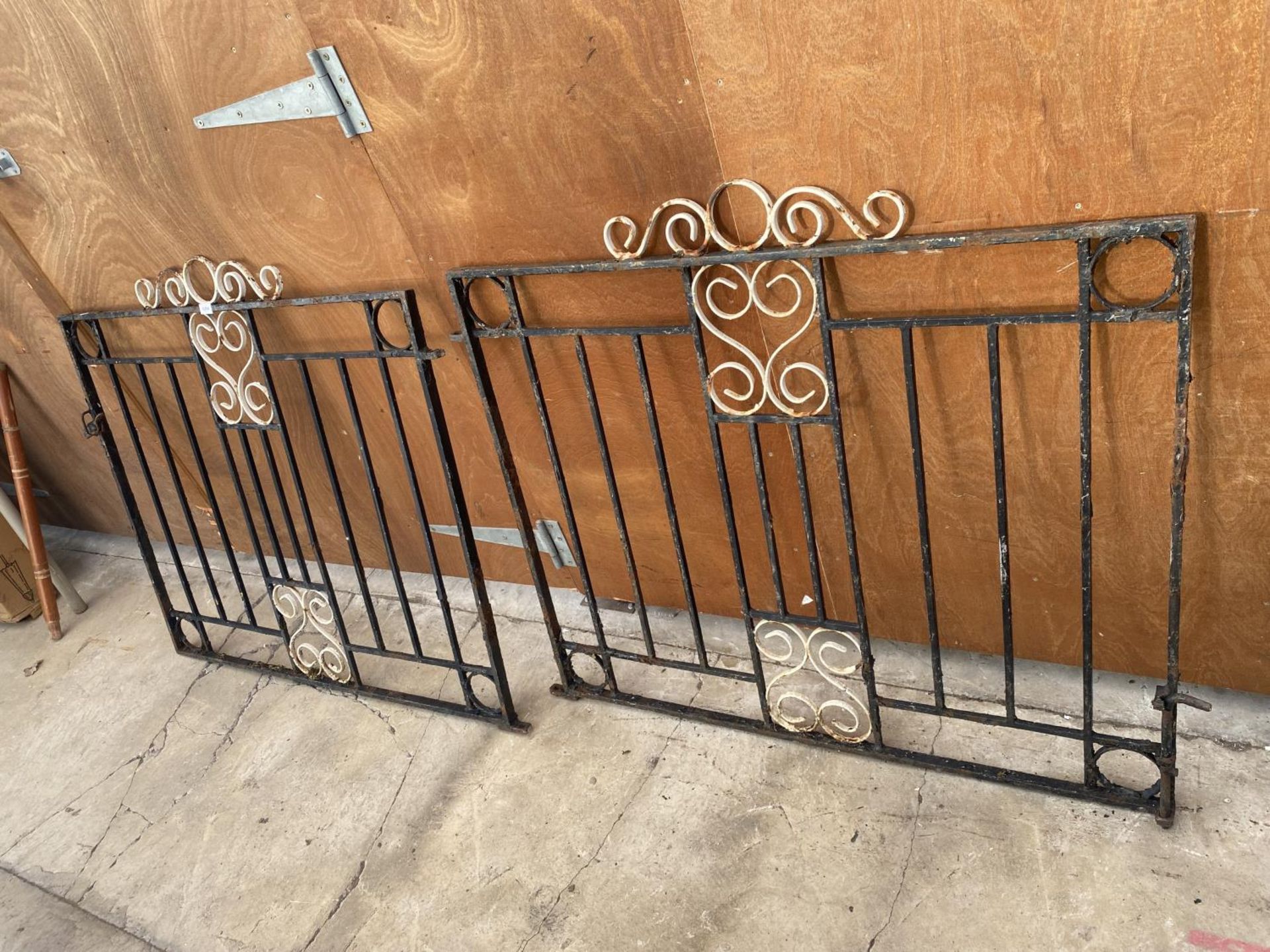 A PAIR OF DECORATIVE WROUGHT IRON GARDEN GATES (L:120CM EACH)