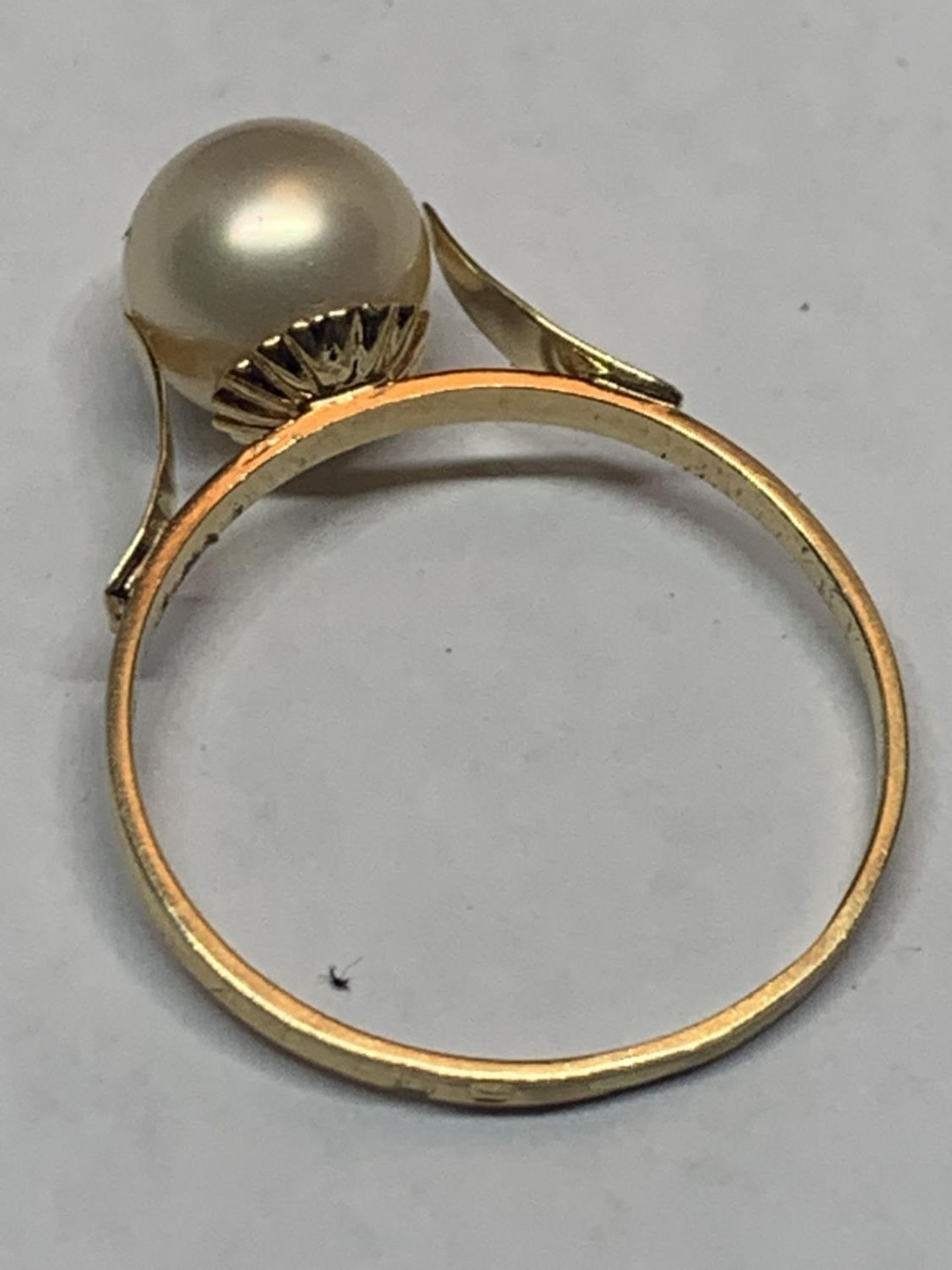 A VINTAGE 18 CARAT GOLD PEARL COCKTAIL RING SIZE R IN A PRESENTATION BOX - Image 2 of 5