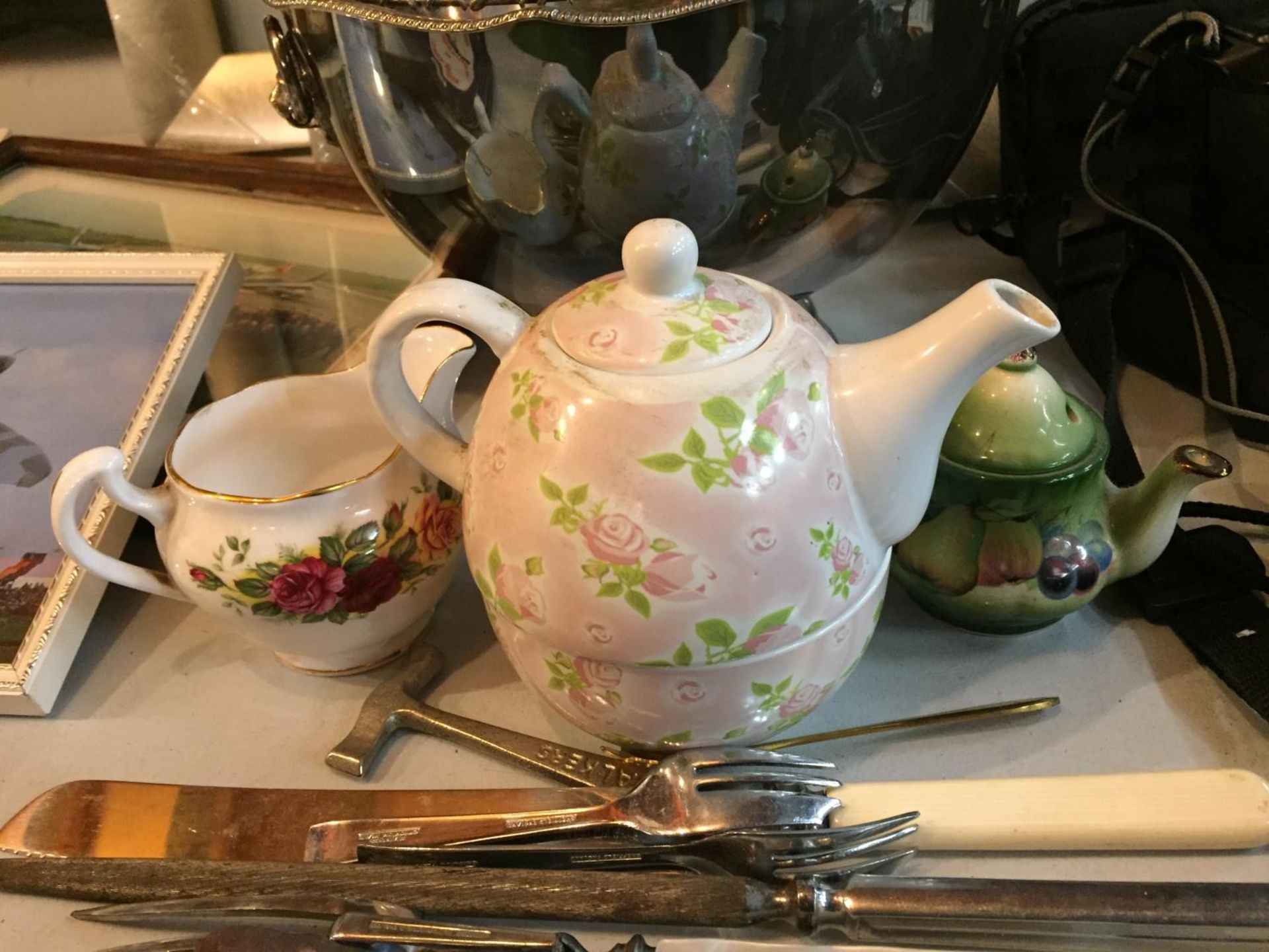 A LARGE SILVER PLATE ROSE BOWL, A TEA FOR ONE TEAPOT, SERVING SPOON AND FORK WITH FRUIT - Image 2 of 4