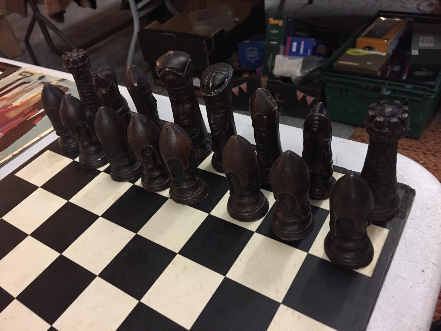 A COMPLETE CHESS SET WITH RESIN CHESS PIECES - Bild 3 aus 3