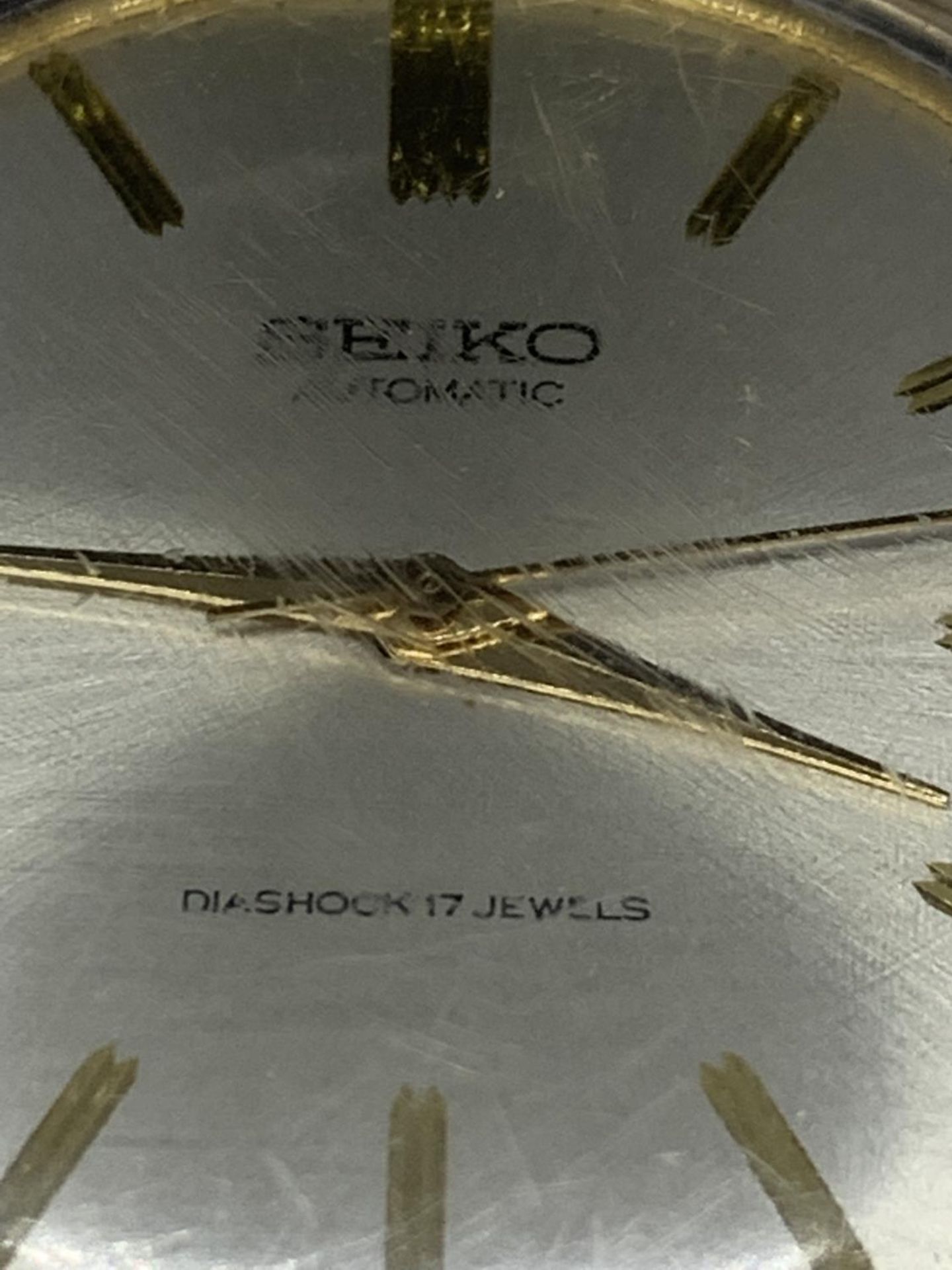 A VINTAGE YELLOW METAL SEIKO AUTOMATIC DIASHOCK 17 JEWELS WRISTWATCH SEEN WORKING BUT NO WARRANTY - Image 3 of 3