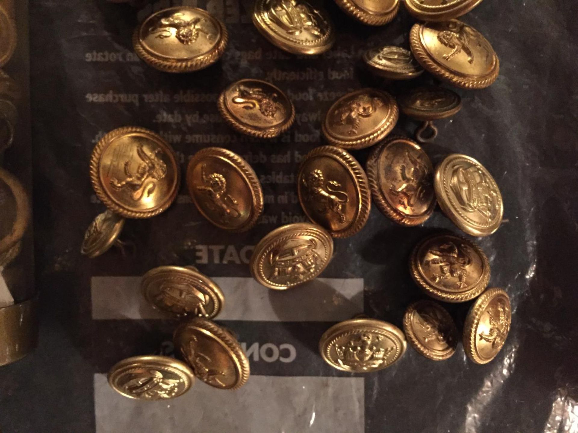 A LARGE SELECTION OF MILITARY BRASS BUTTONS - Image 3 of 4