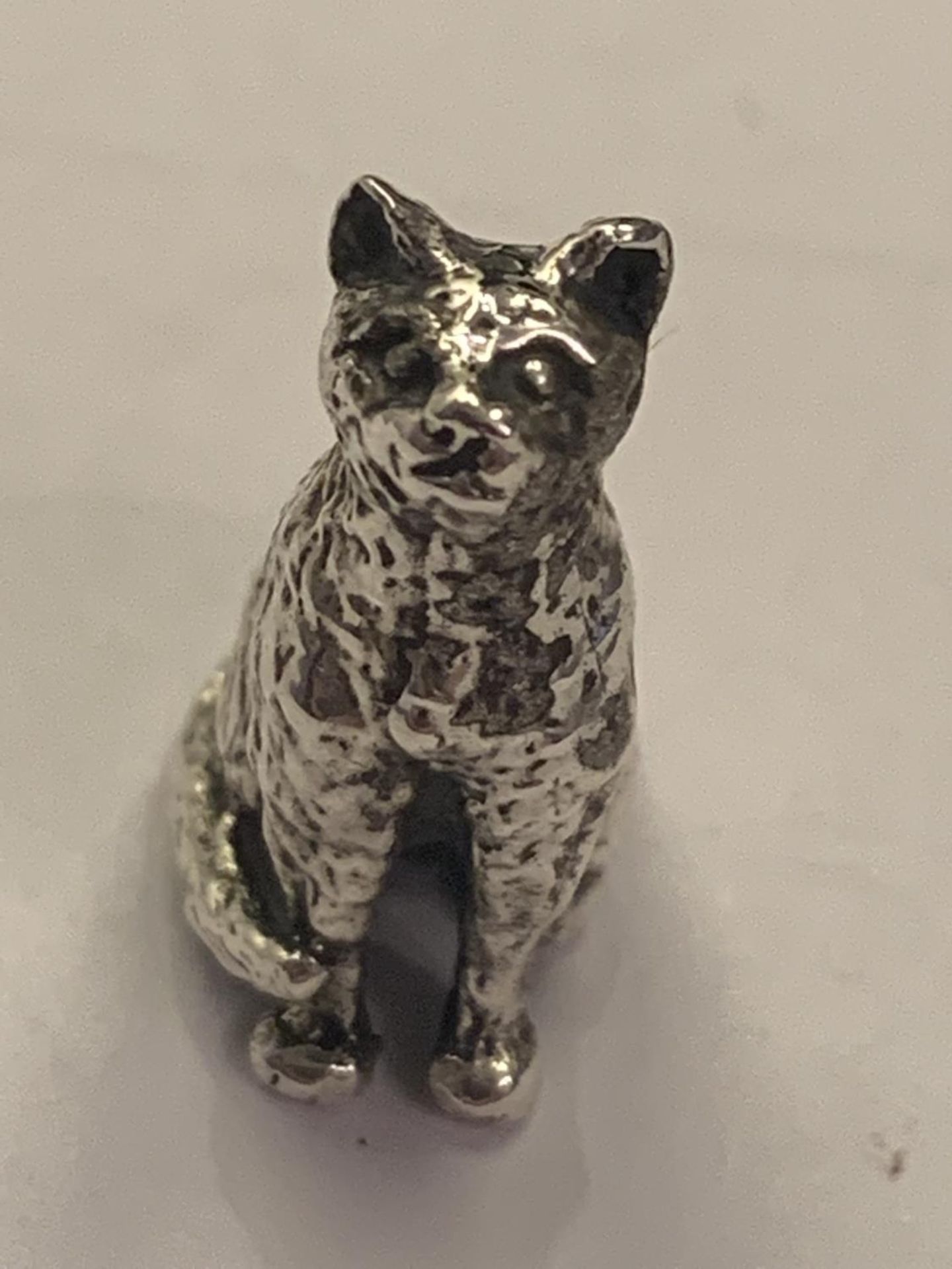 A MARKED SILVER MINIATURE SITTING CAT FIGURE - Image 4 of 4