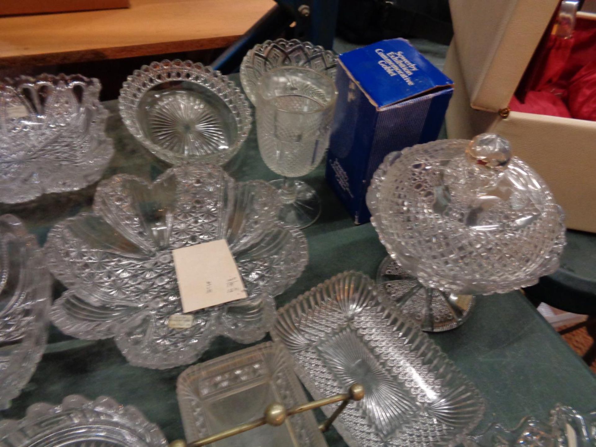 A LARGE SELECTION OF CLEAR GLASSWARE BOWLS, TRINKET DISHES AND A CAKE STAND - Image 2 of 4