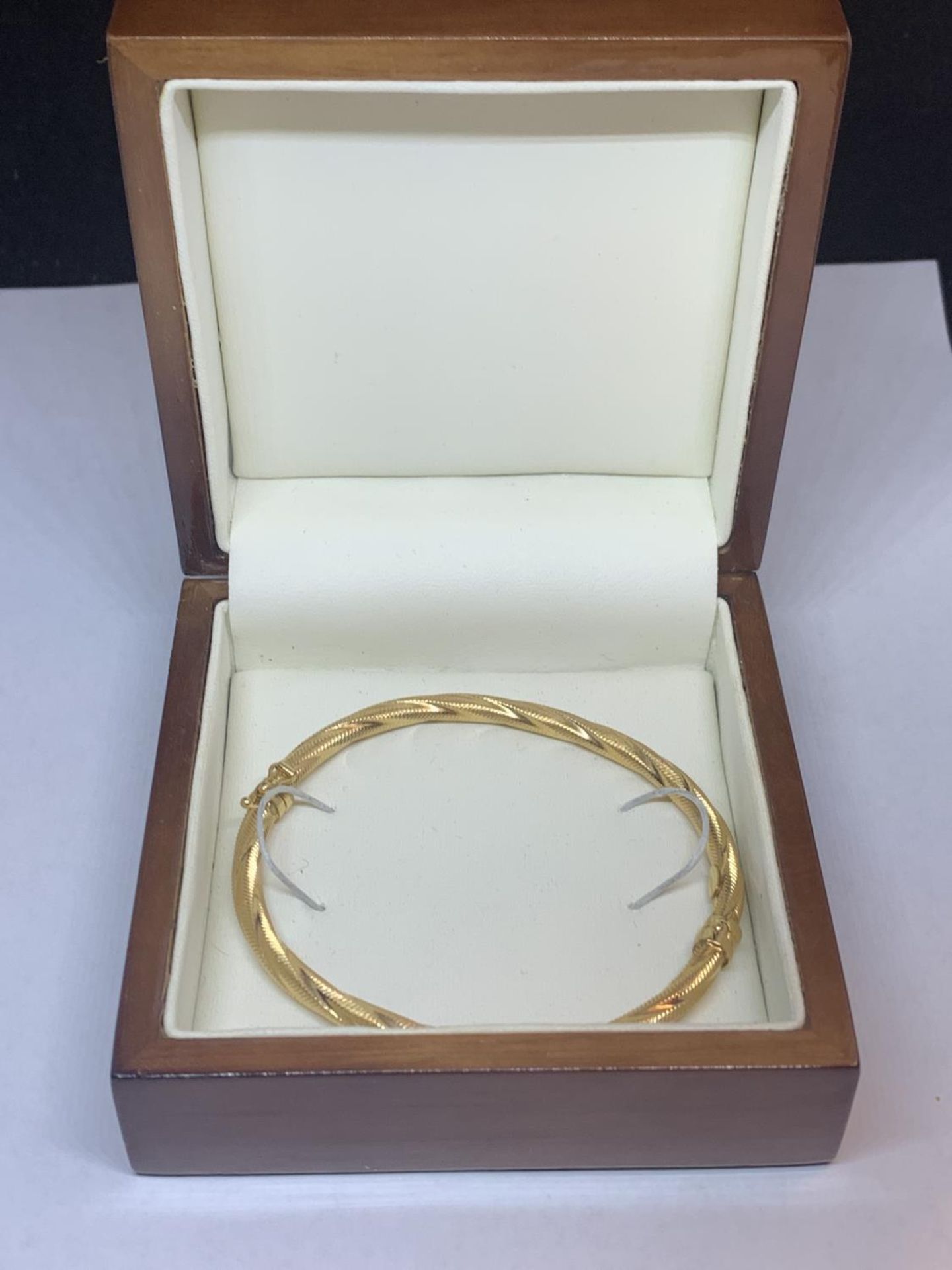 A 9 CARAT YELLOW GOLD BANGLE MARKED 375 GROSS WEIGHT 4.2 GRAMS IN A PRESENTATION BOX - Image 4 of 5