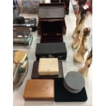 A QUANTITY OF BOXES TO INCLUDE A LEATHER COVERED JEWELLERY BOX, A SMALL VINTAGE SUITCASE, WOODEN