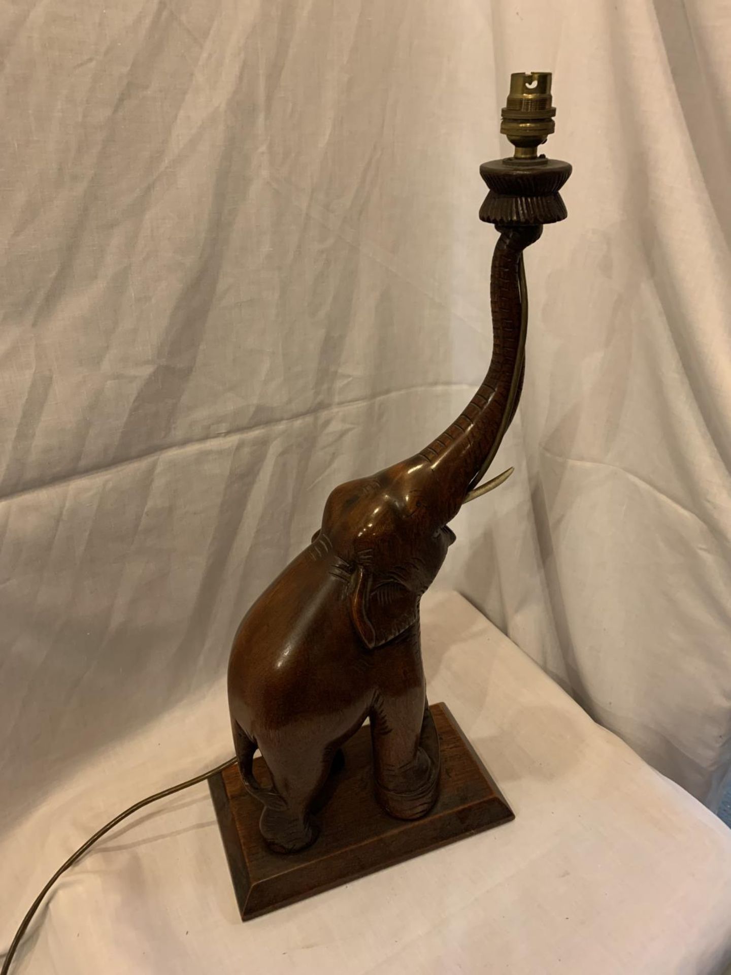 A WOODEN ELEPHANT DESIGN TABLE LAMP - Image 4 of 5