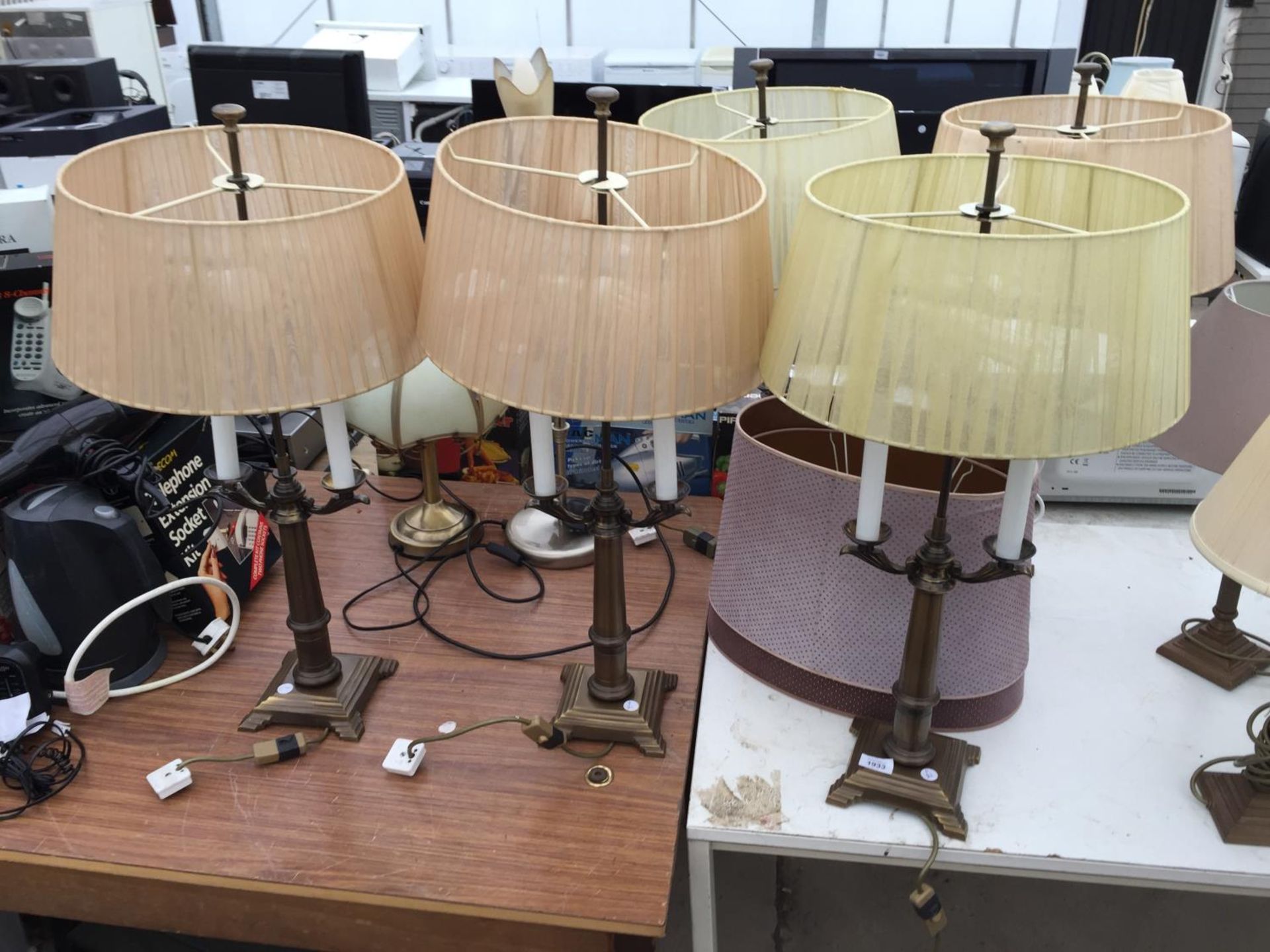 AN ASSORTMENT OF TABLE LAMPS WITH SHADES