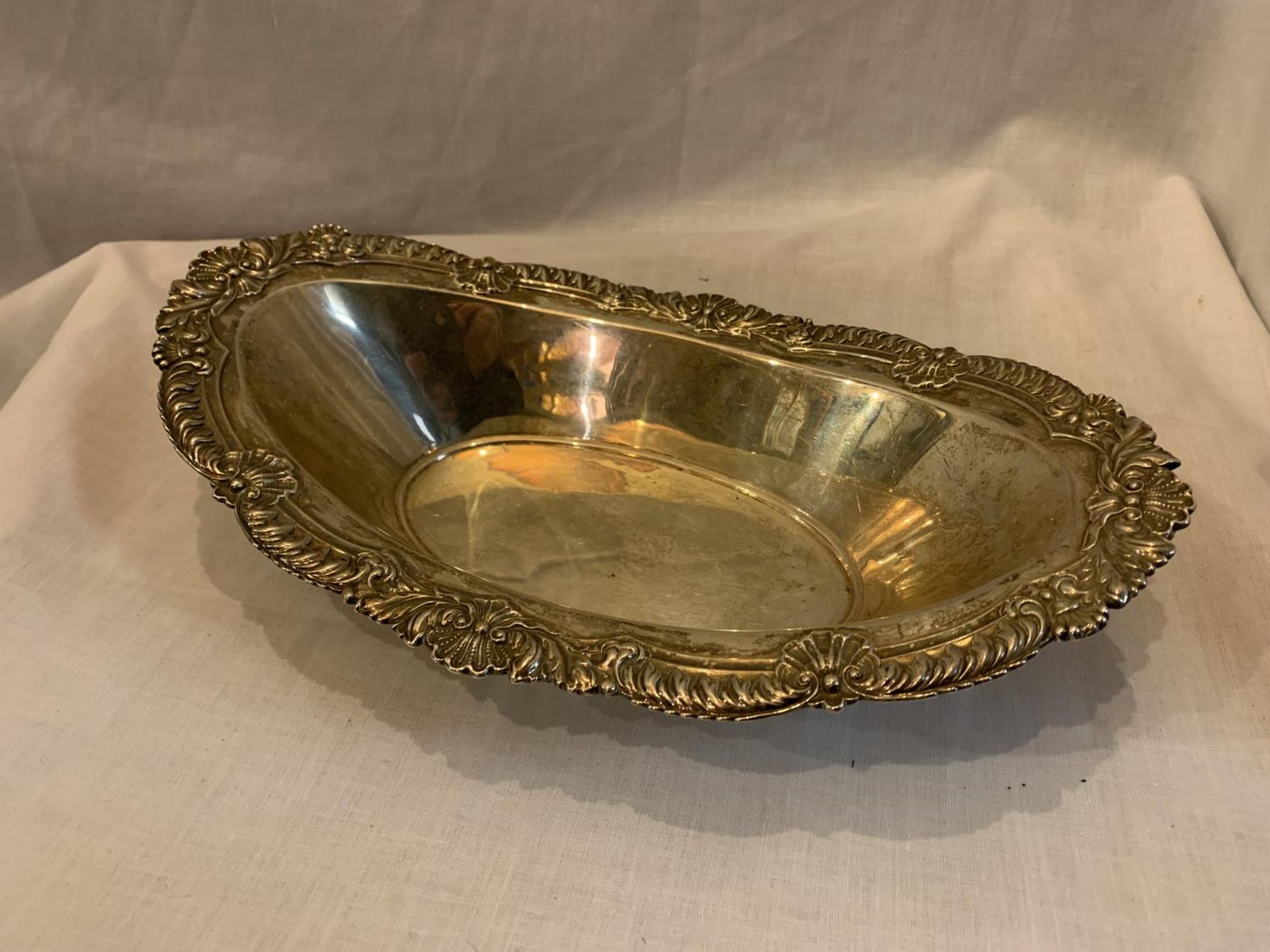 A HALLMARKED SHEFFIELD SILVER OVAL DISH WITH DECORATIVE EDGING GROSS WEIGHT 552 GRAMS - Image 2 of 4