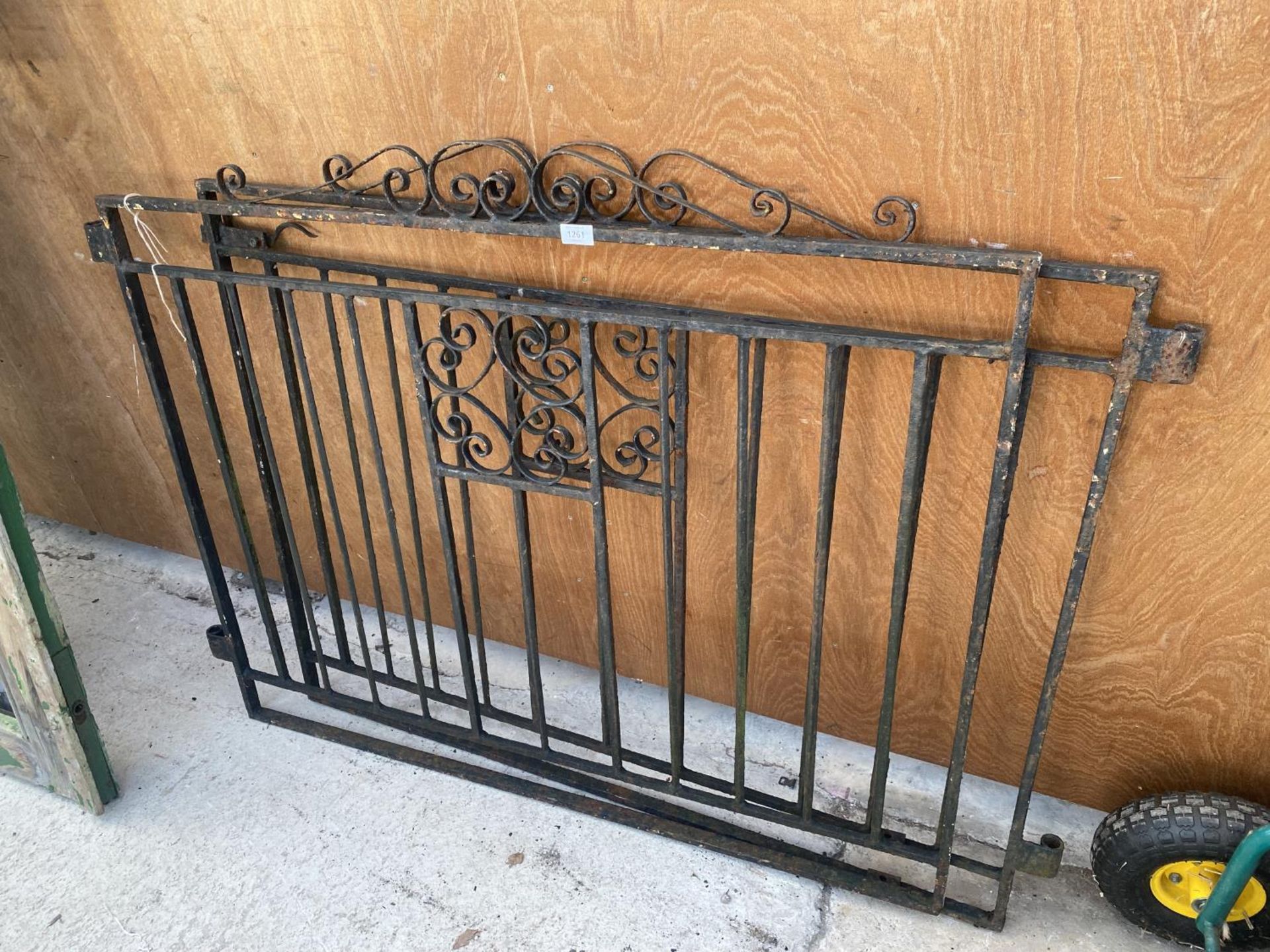 A PAIR OF DECORATIVE WROUGHT IRON GARDEN GATES (L:119CM EACH)