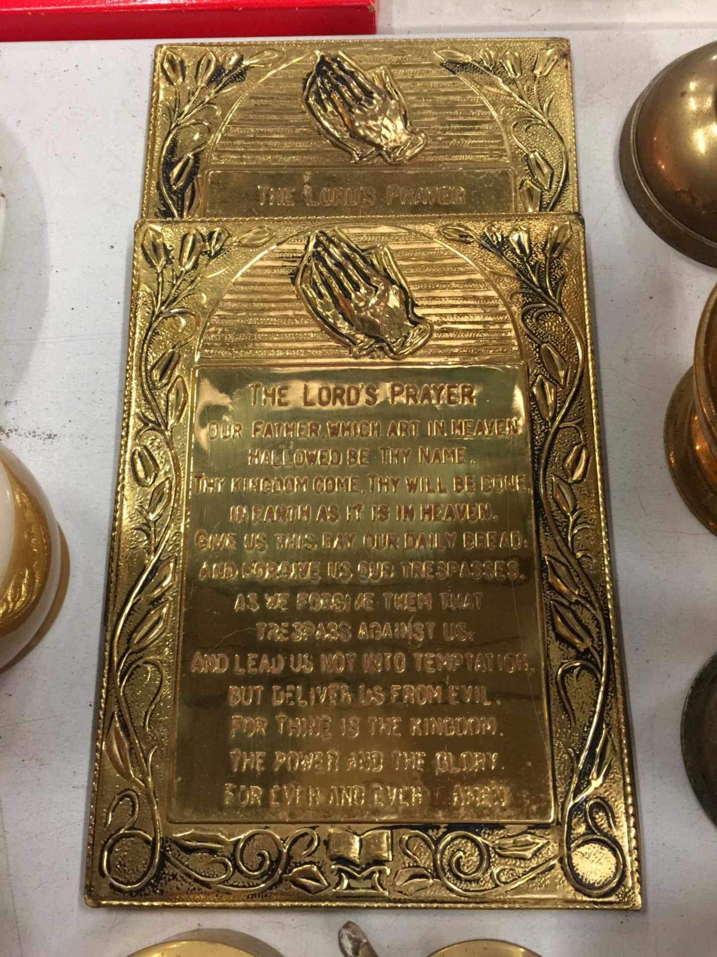 A QUANTITY OF BRASS ITEMS TO INCLUDE PLAQUES OF THE LORD'S PRAYER, ANIMALS, TRIVETS, ETC - Image 3 of 5