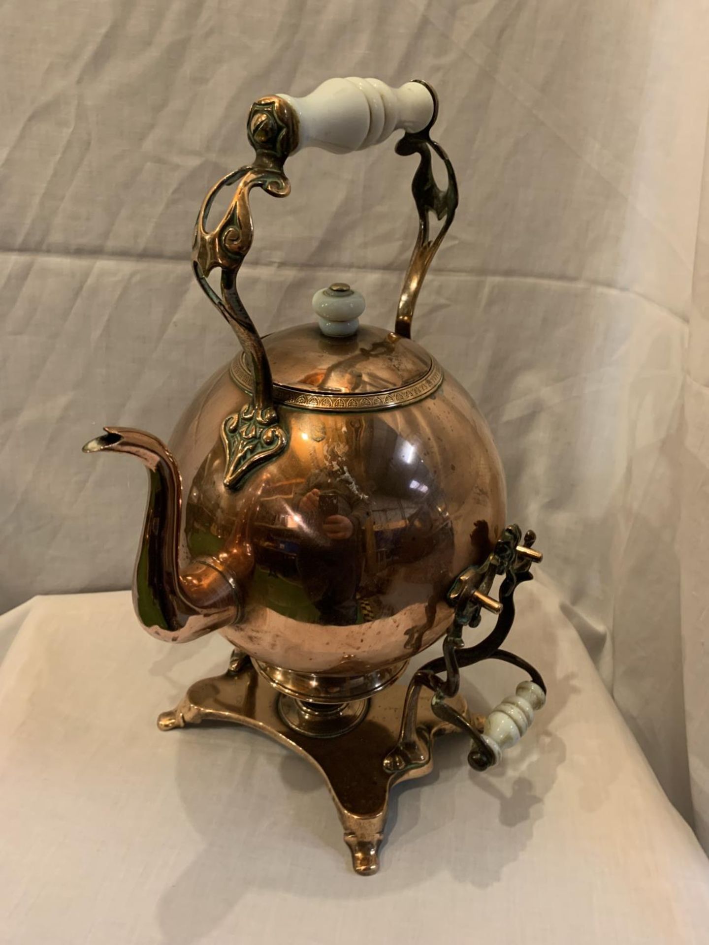 A VINTAGE COPPER KETTLE ON A STAND - Image 3 of 4