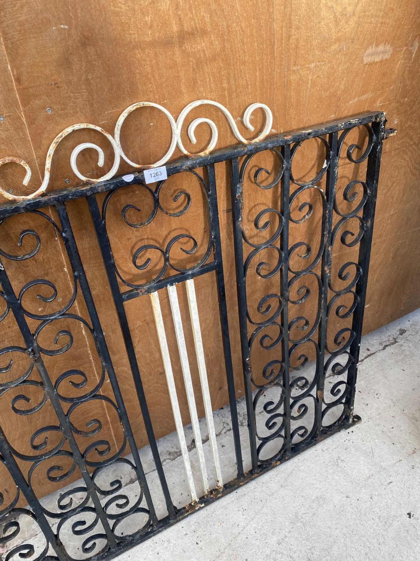 A DECORATIVE WROUGHT IRON GARDEN GATE (L:101CM) - Image 3 of 3