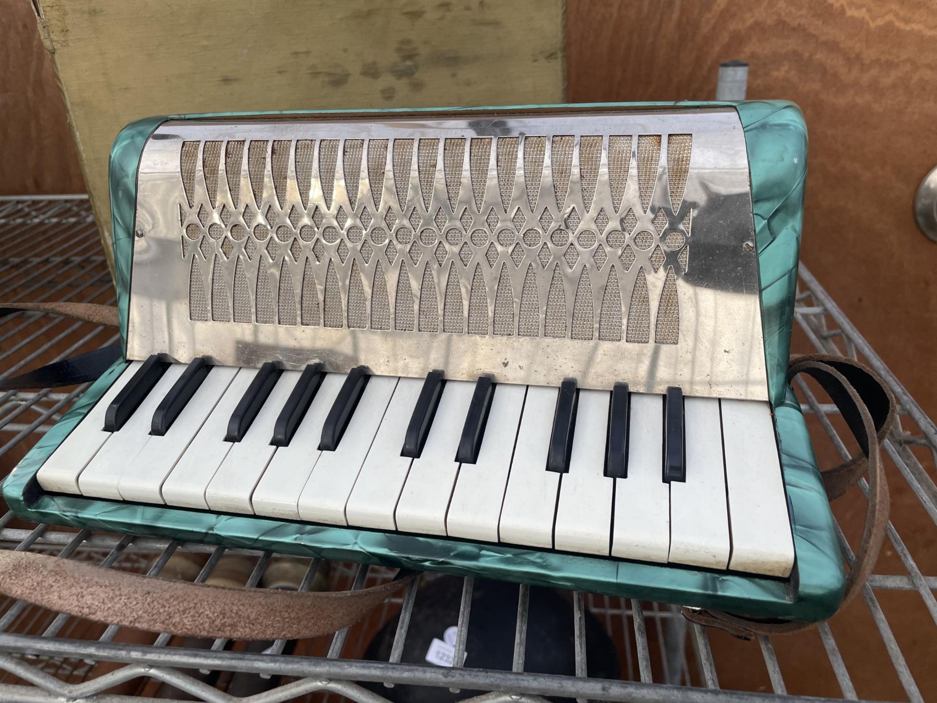 A VINTAGE GERMAN HOHNER MIGNON II ACCORDIAN SERIAL NUMBER 11931 IN GOOD WORKING BUT NO WARRANTY - Image 2 of 4