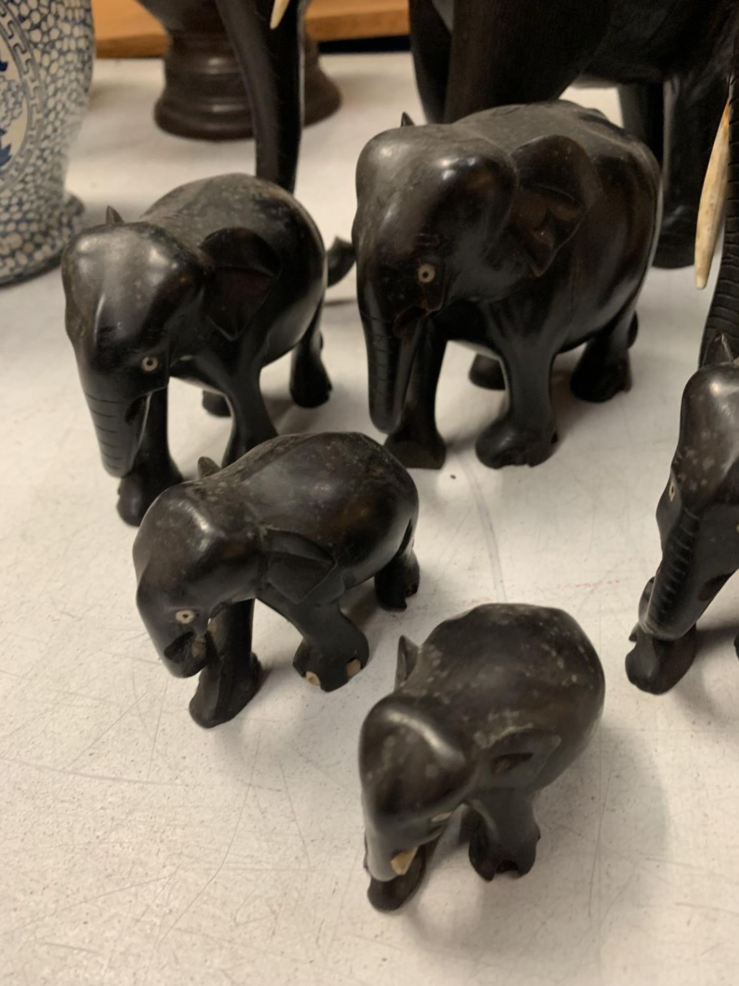 A COLLECTION OF VARIOUS SIZED EBONY ELEPHANTS - Image 3 of 4