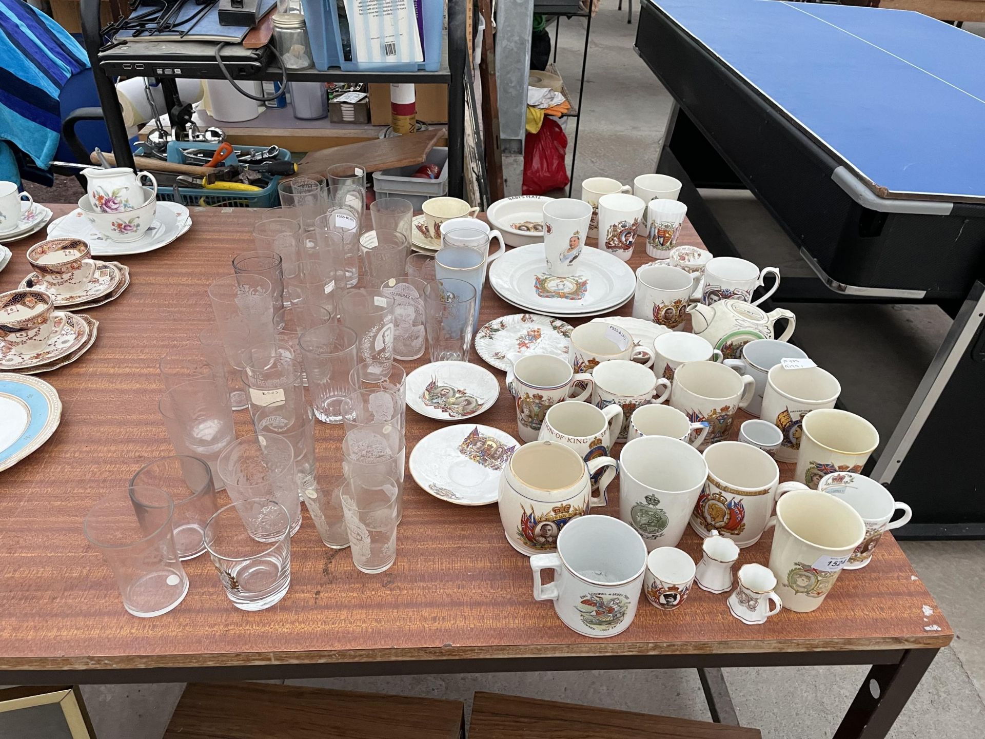 A LARGE COLLECTION COMEMERATIVE CERAMICS AND GLASS WARE TO INCLUDE CUPS, PLATES AND WATER GLASSES