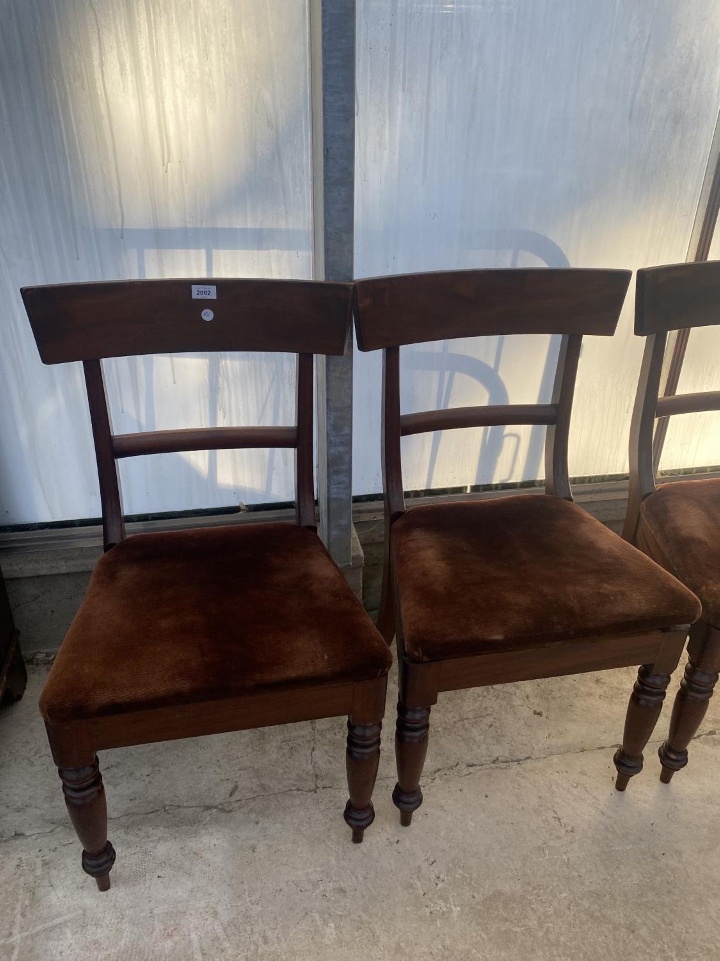 A SET OF SIX VICTORIAN BAR BACK DINING CHAIRS ON TURNED FRONT LEGS - Image 2 of 6