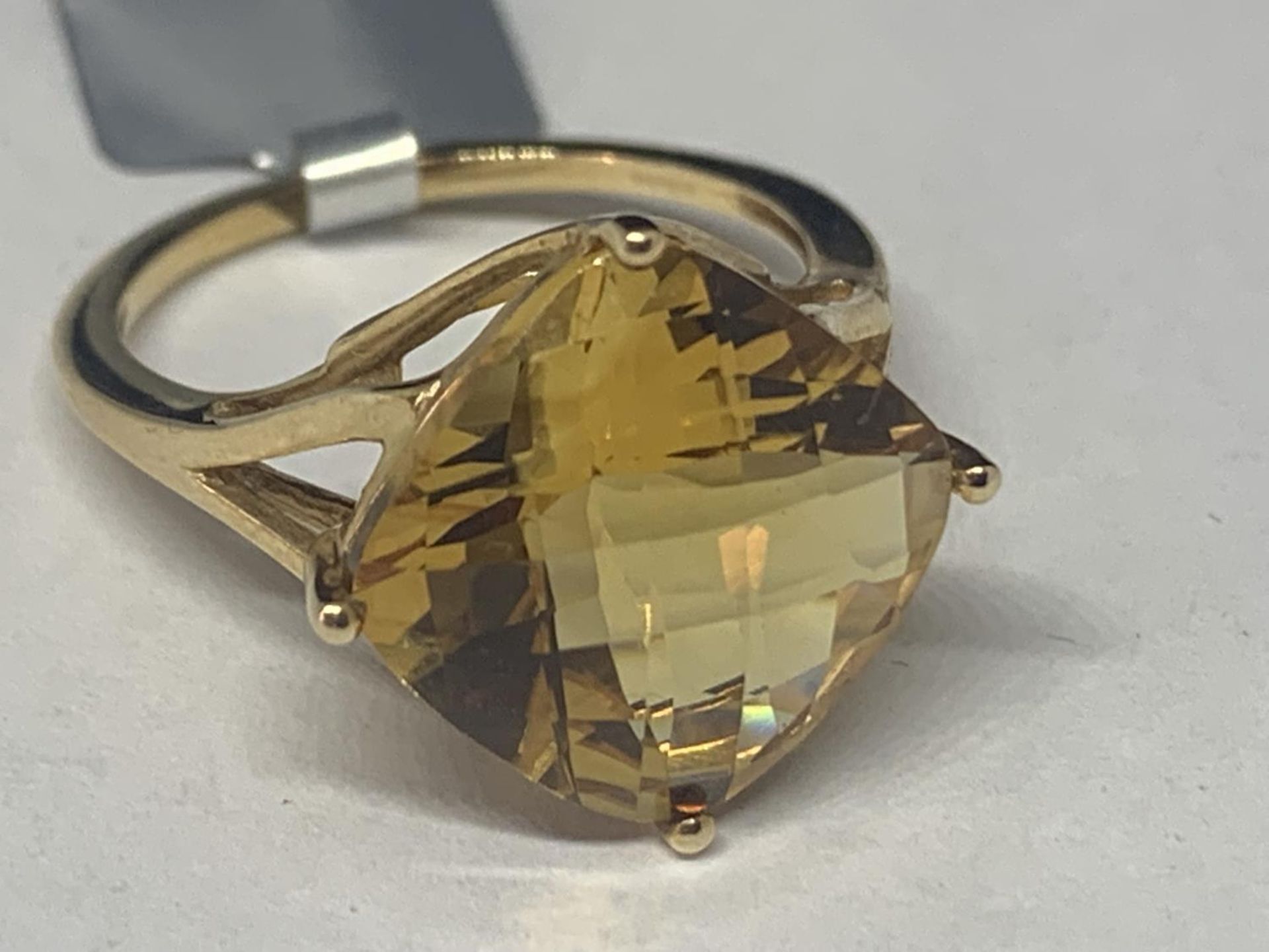 A 9 CARAT GOLD RING WITH CITRINE COLOURED DIAMOND SHAPED STONE SIZE N GROSS WEIGHT 3.7 GRAMS IN A