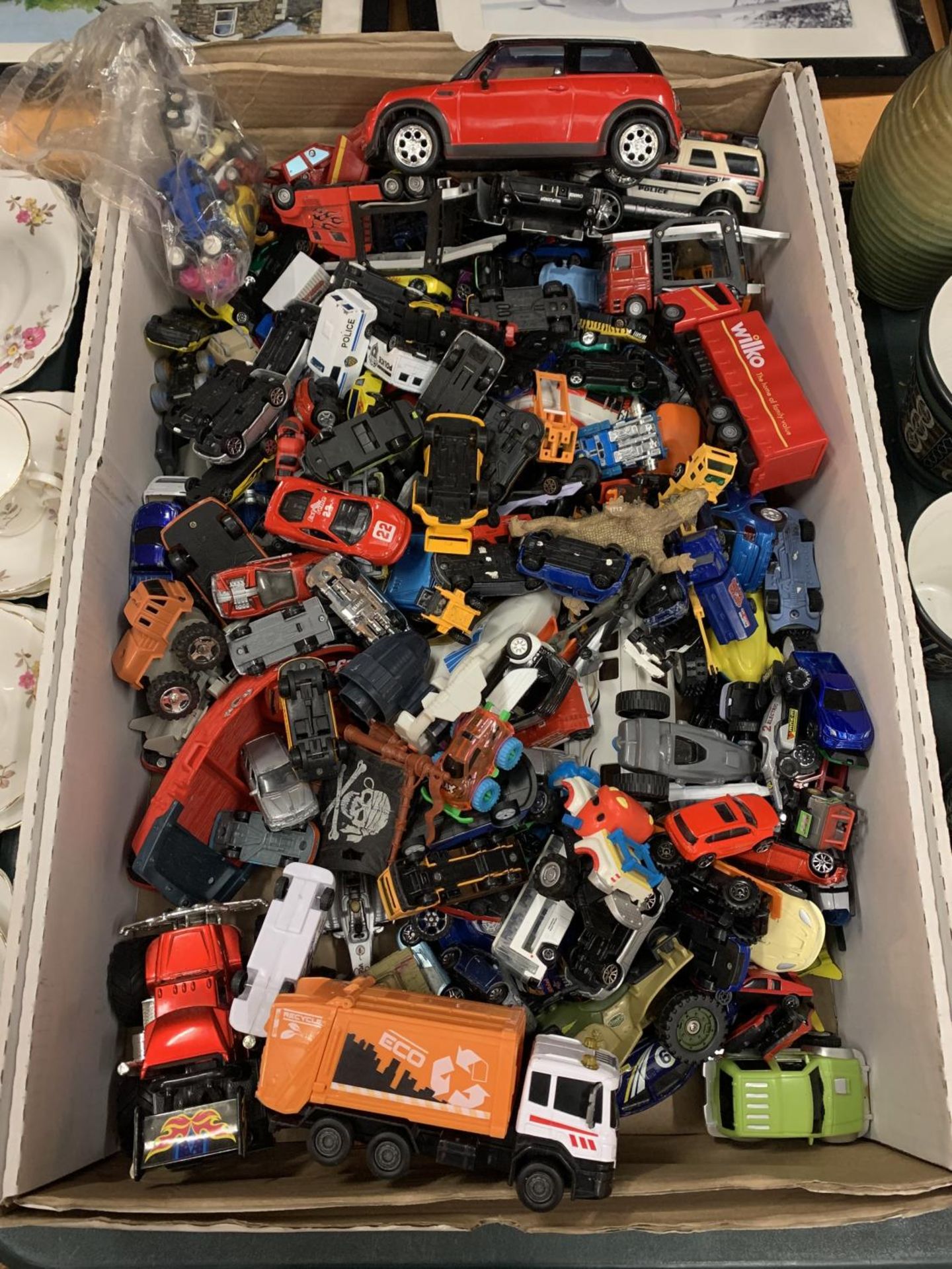 A LARGE BOX OF TOY VEHICLES TO INCLUDE MONSTER TRUCKS, SPORTS CARS, LORRIES ETC
