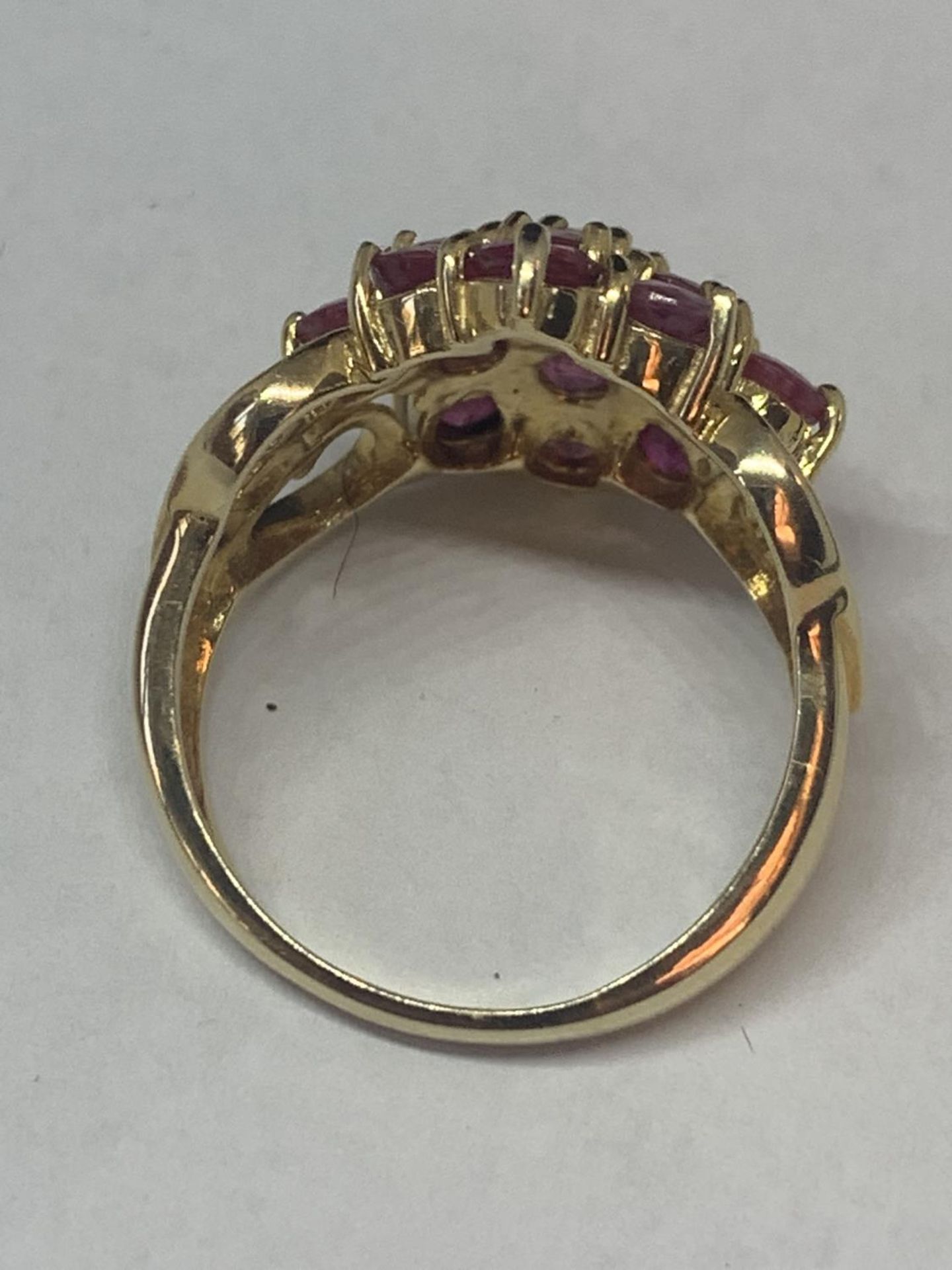 A 9 CARAT GOLD RING MARKED 375 WITH FIFTEEN PINK COLOURED STONES IN A CLUSTER DESIGN AND - Image 3 of 8