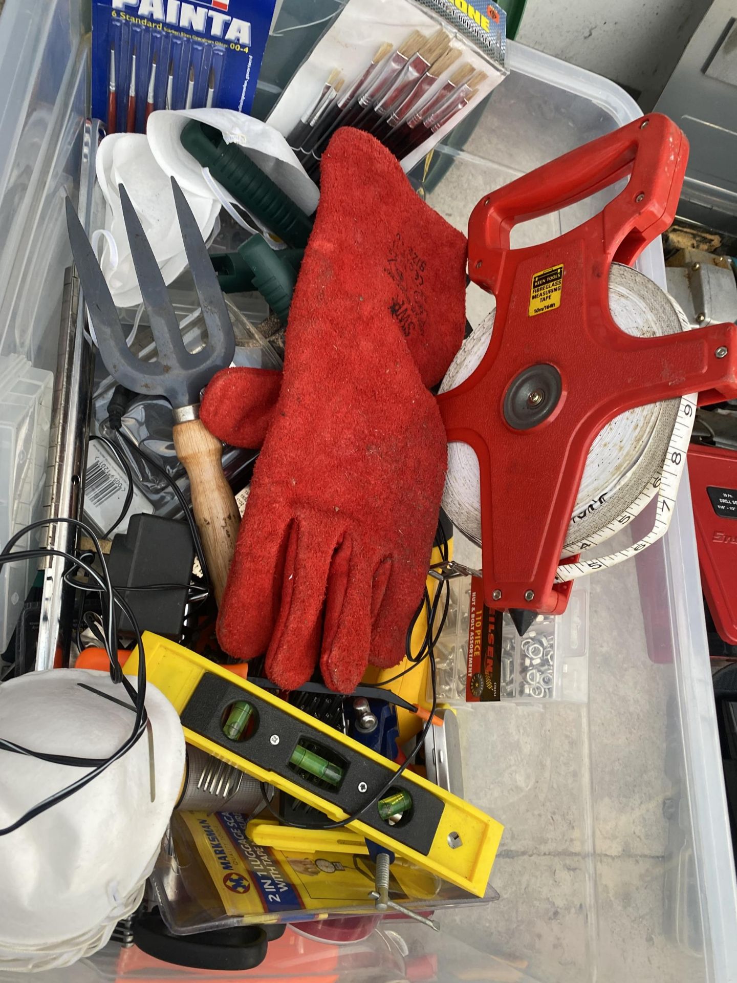 AN ASSORTMENT OF ITEMS TO INCLUDE VINTAGE BOWLS, GARDENING GLOVES AND TOOLS ETC - Image 4 of 8