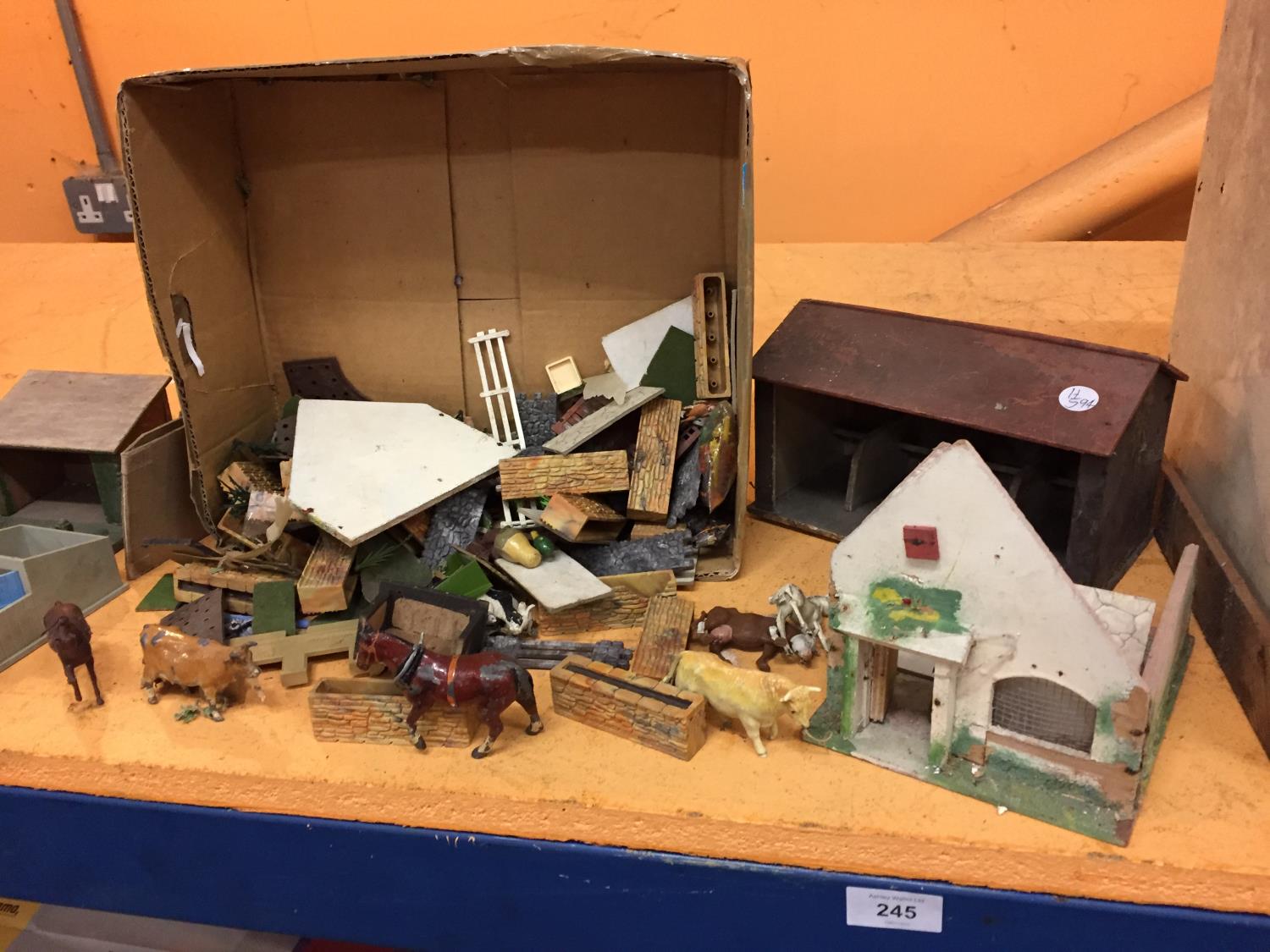 A WOODEN DOLLS/FARM HOUSE AND A LARGE QUANTITY OF FARM ANIMALS, WOODEN HUTS AND FENCING ETC - Bild 3 aus 7