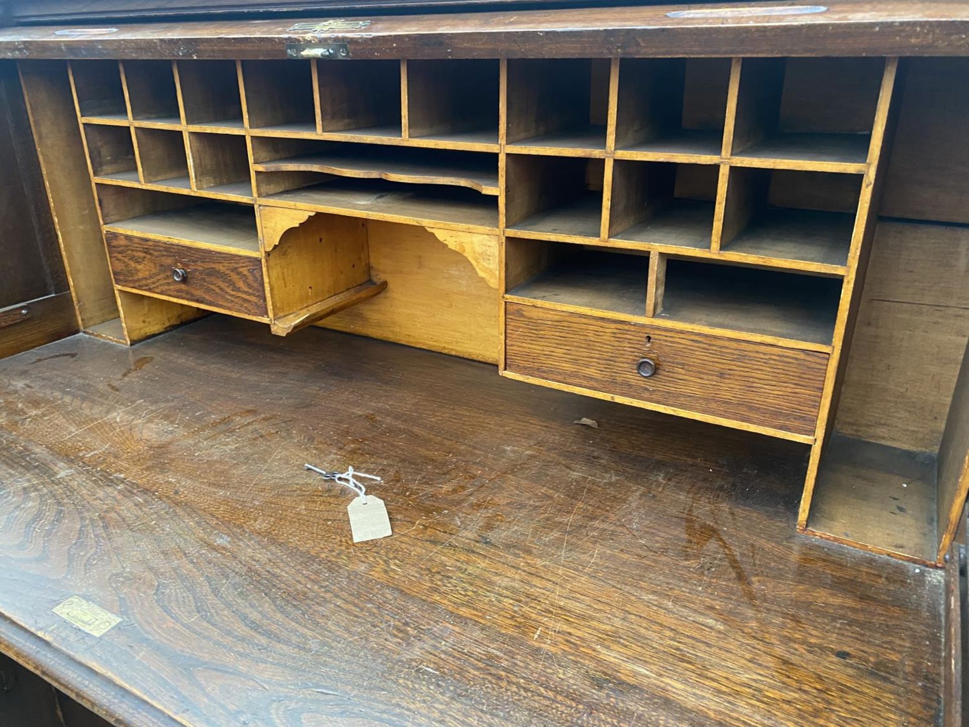 AN EARLY 20TH CENTURY OAK TWIN PEDESTAL ROLL TOP DESK WITH SIX DRAWERS, COMPLETE WITH KEY - Image 6 of 7