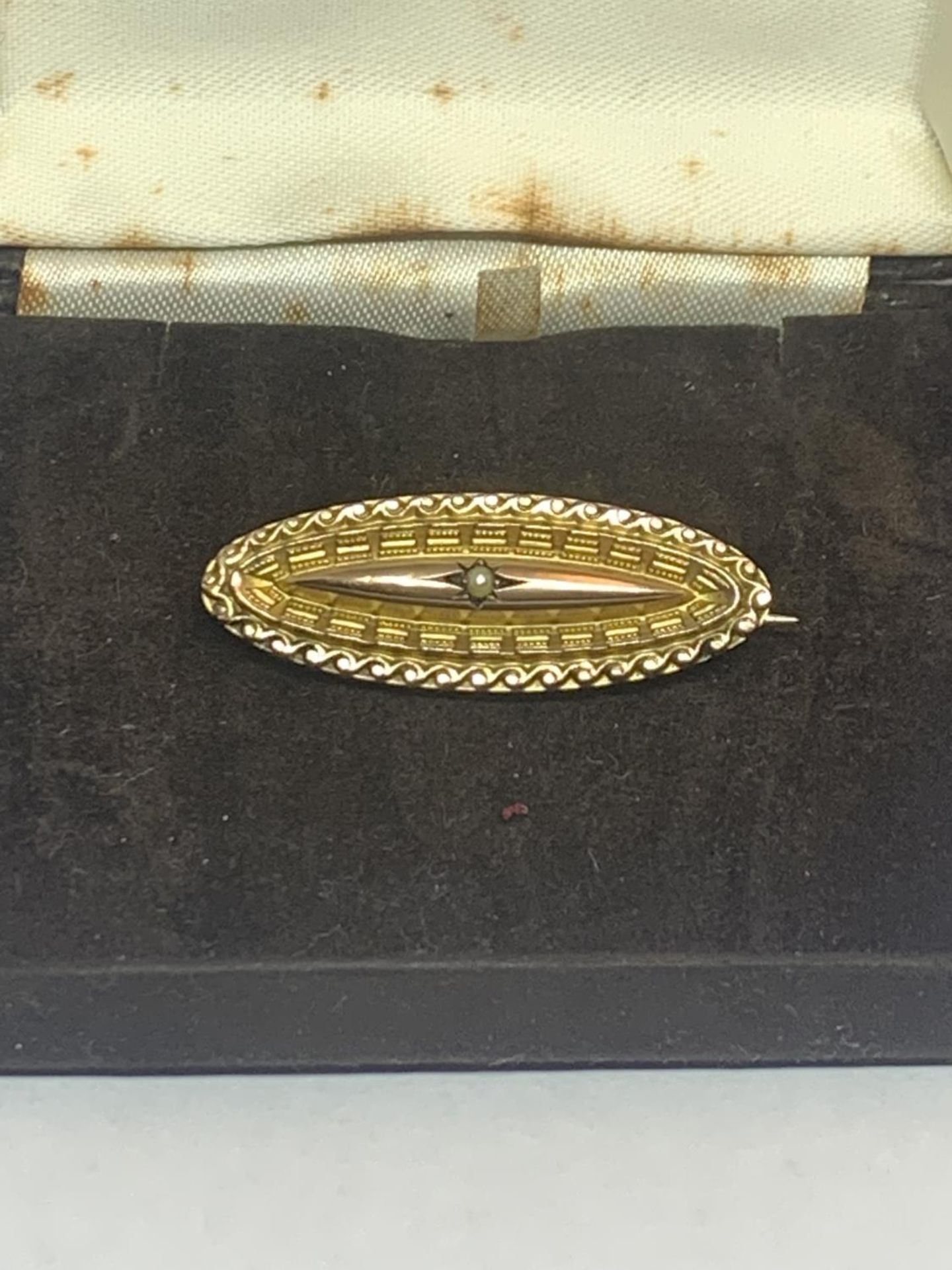 A VICTORIAN 9 CARAT GOLD BROOCH WITH CENTRAL SEED PEARL IN A PRESENTATION BOX - Image 4 of 5