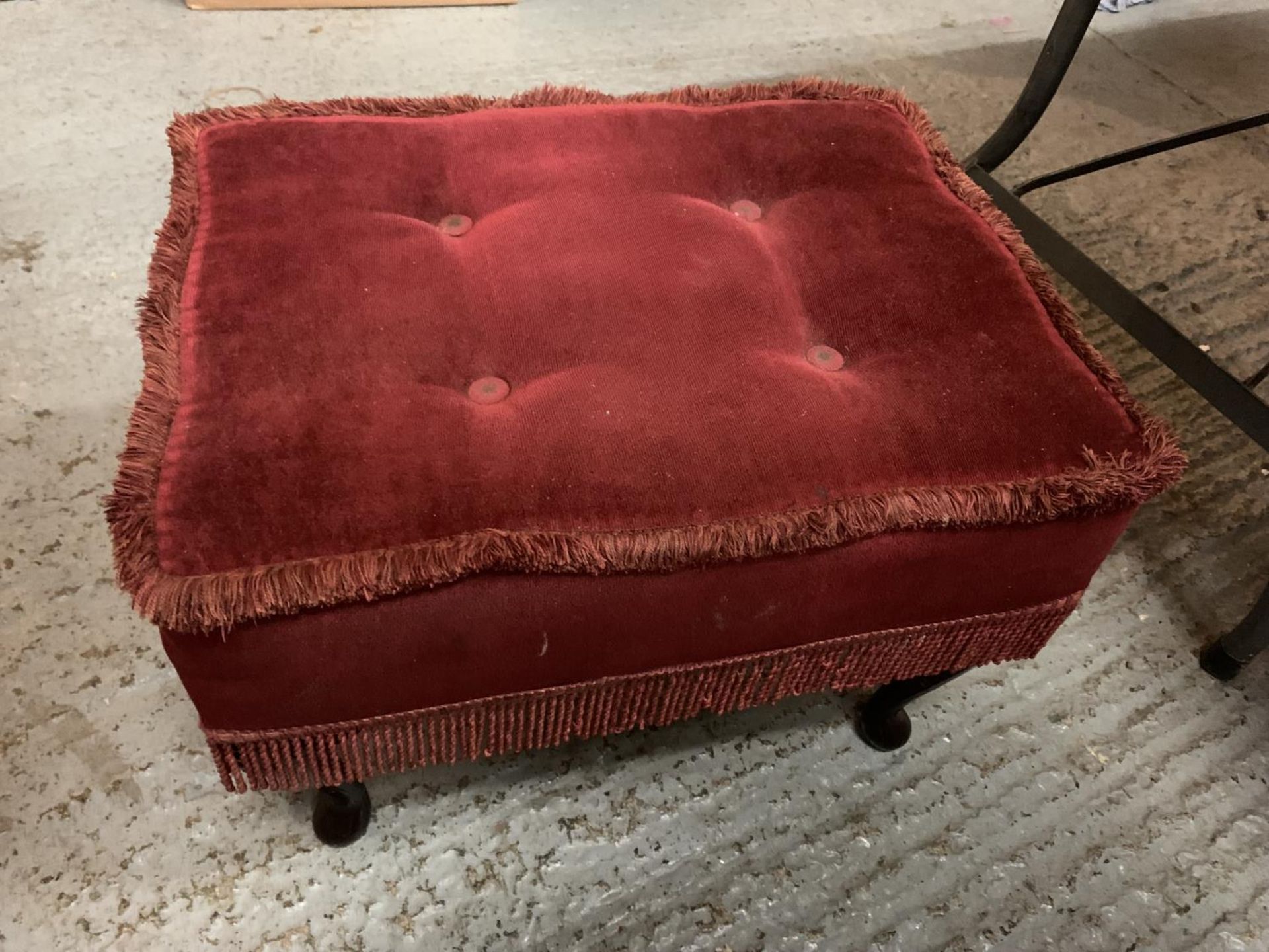 A VINTAGE FOOTSTOOL WITH RED VELVET UPHOLSTERY - Image 2 of 2