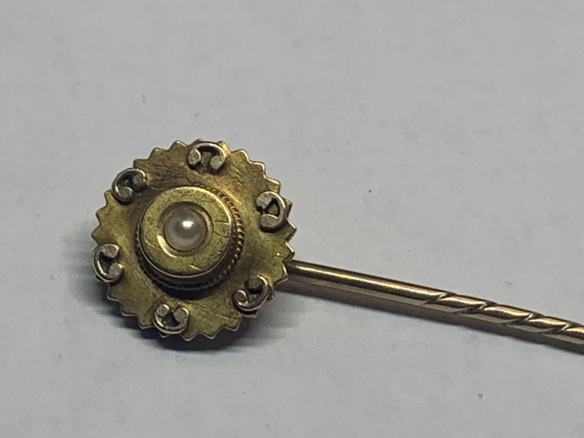 A VICTORIAN 15 CARAT GOLD SEED PEARL STICK PIN GROSS WEIGHT 2 GRAMS IN A PRESENTATION BOX - Image 3 of 5