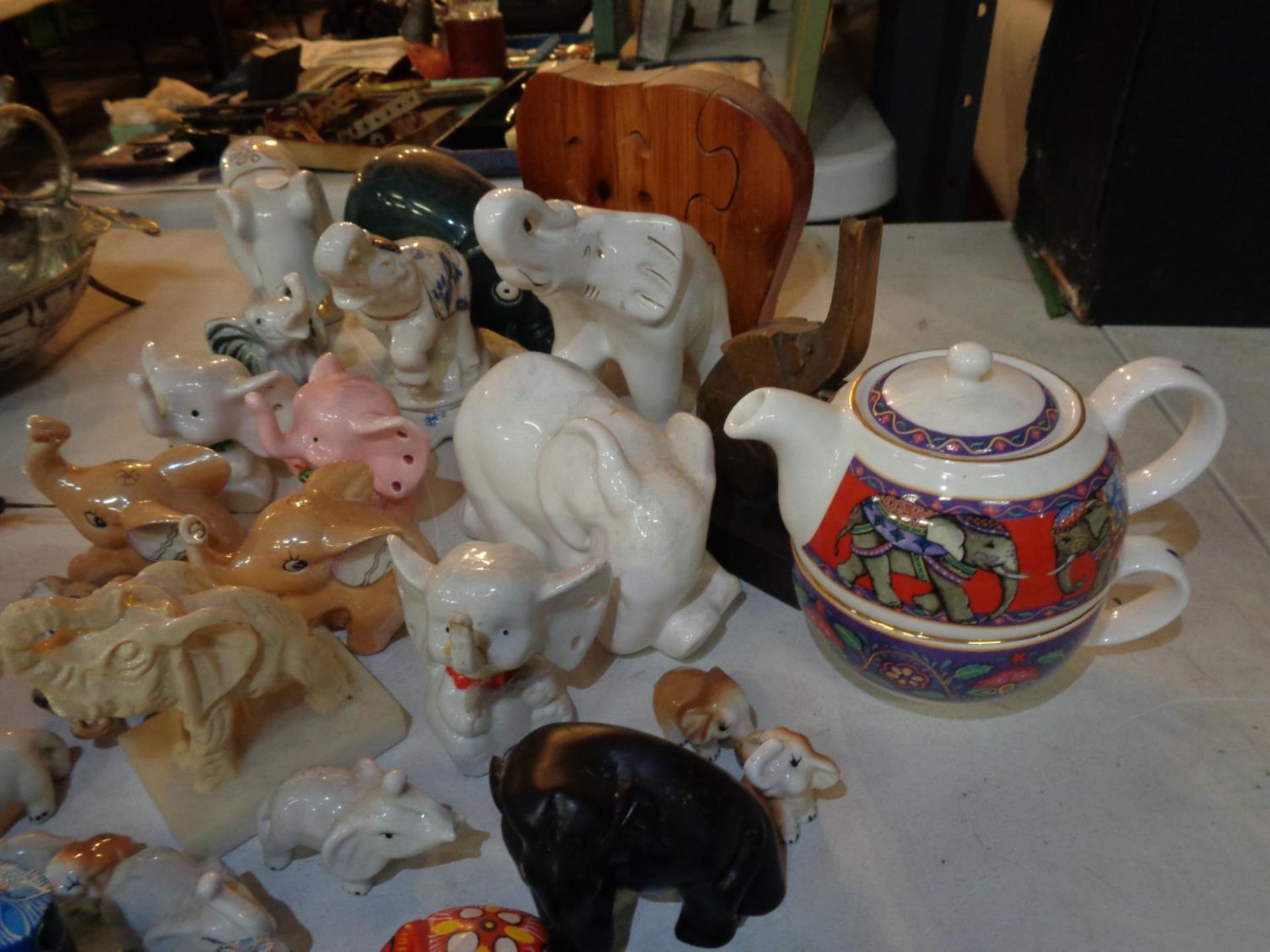 A LARGE COLLECTION OF CERAMIC AND WOODEN ELEPHANTS - Image 3 of 3