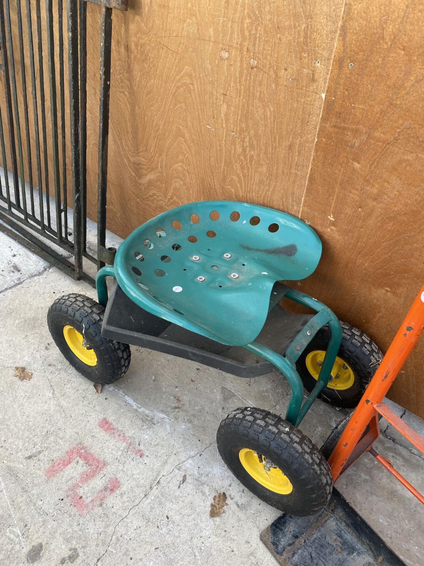 A FOLDING SACK TRUCK AND A WHEELED GARDEN SEAT - Image 3 of 3