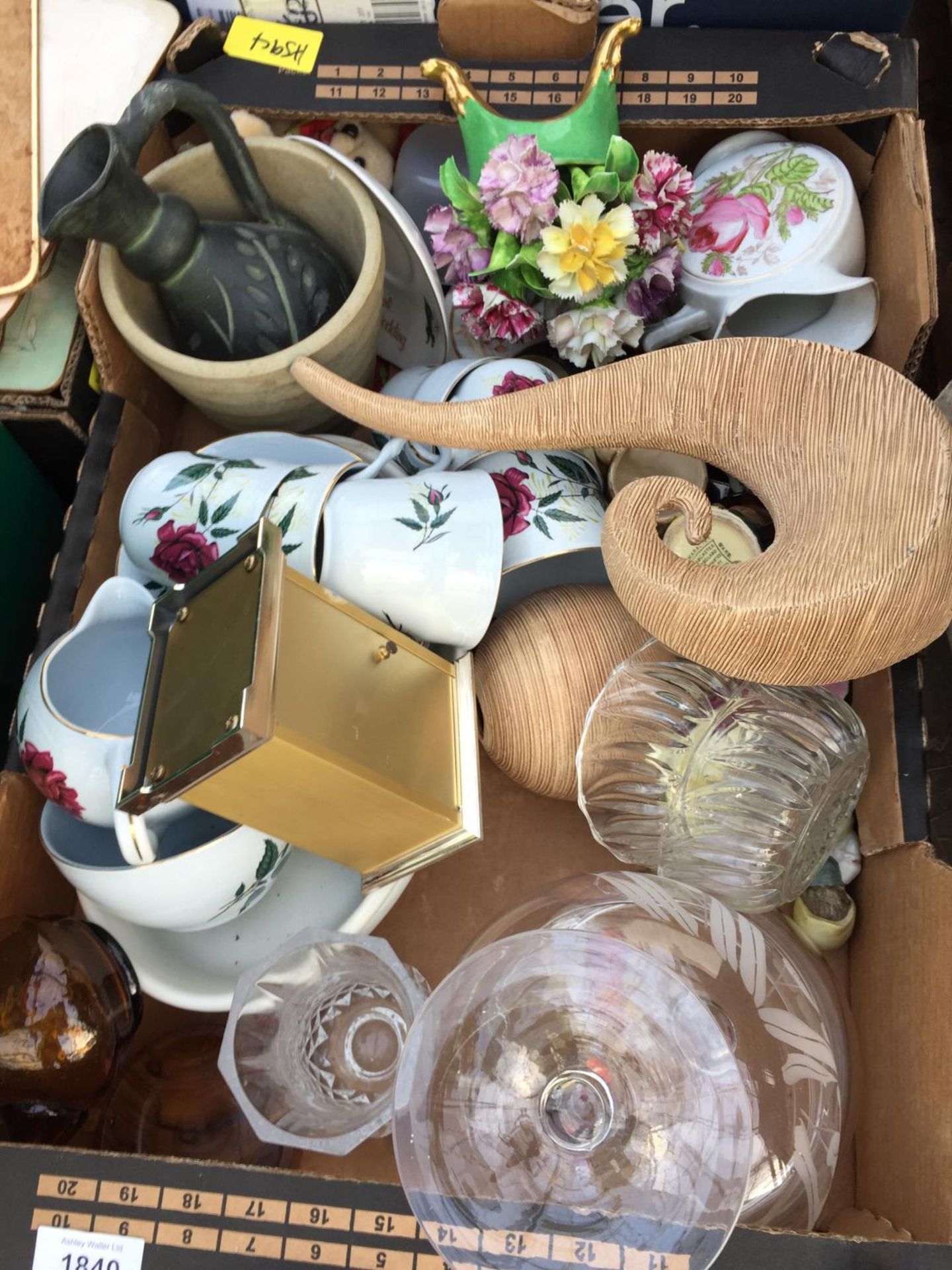 AN ASSORTMENT OF HOUSEHOLD CLEARANCE ITEMS TO INCLUDE CERAMICS, GLASS WARE AND BAGS ETC - Image 2 of 7