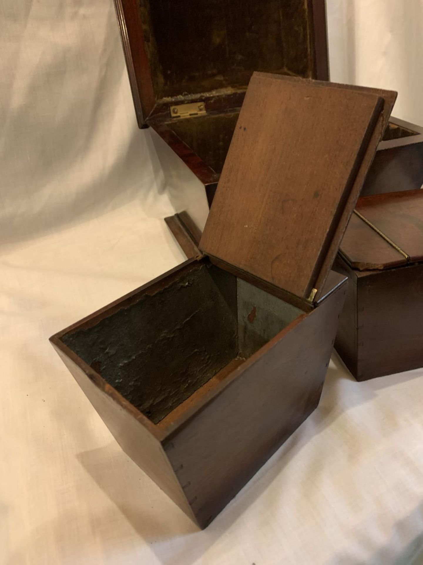 A VINTAGE MAHOGANY TEA CADDY WITH INTERIOR HINGED LIDDED BOXES MADE WITH SMALL DOVETAIL JOINTS ( - Image 4 of 5