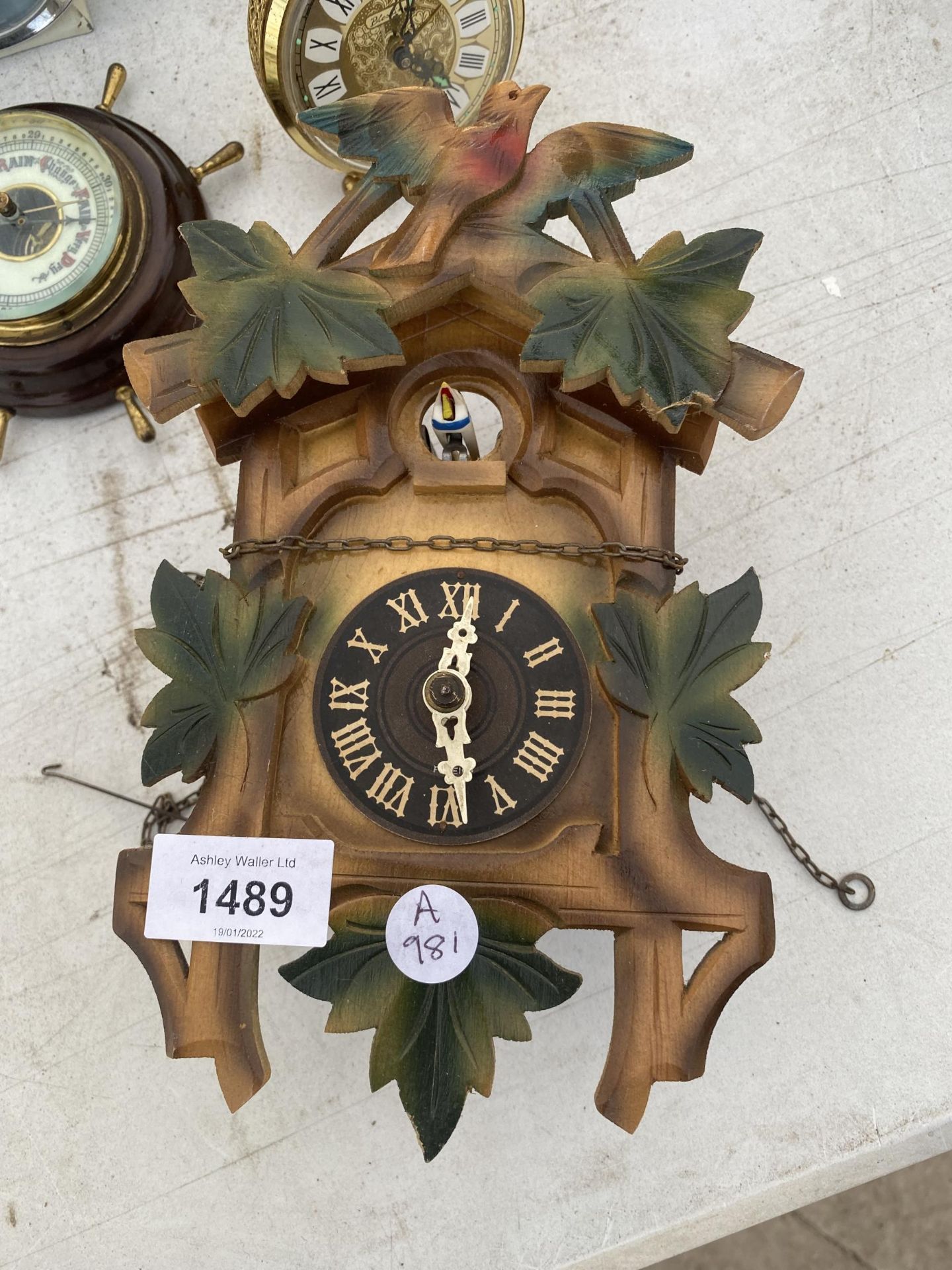 A COLLECTION OF MANTLE CLOCKS TO INCLUDE A BEROMETER IN THE STYLE OF A SHIPS WHEEL - Image 2 of 4