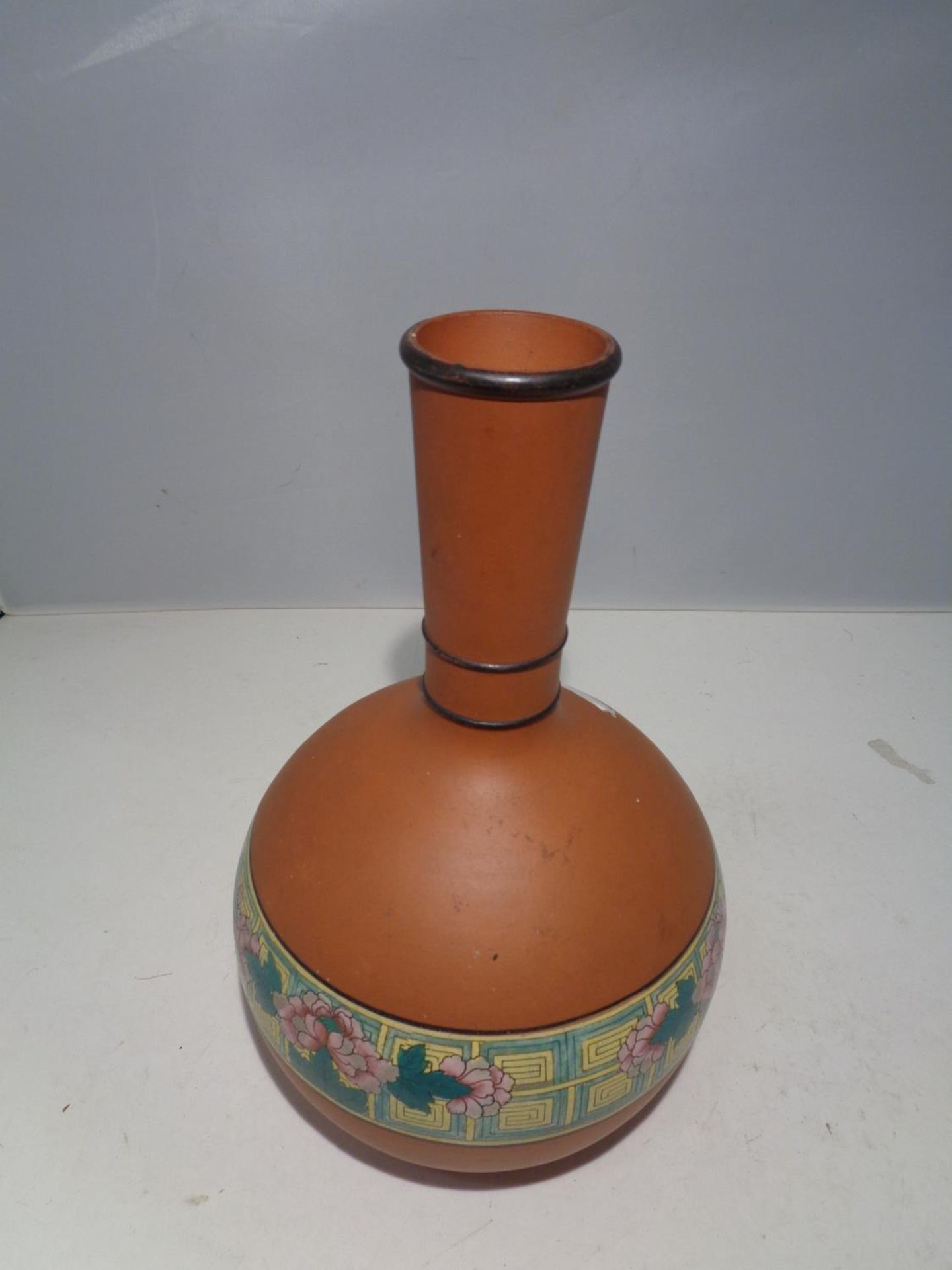 A DB &CO ETRURIA TERRACOTTA VASE WITH A FLOWER DESIGN - Image 3 of 4
