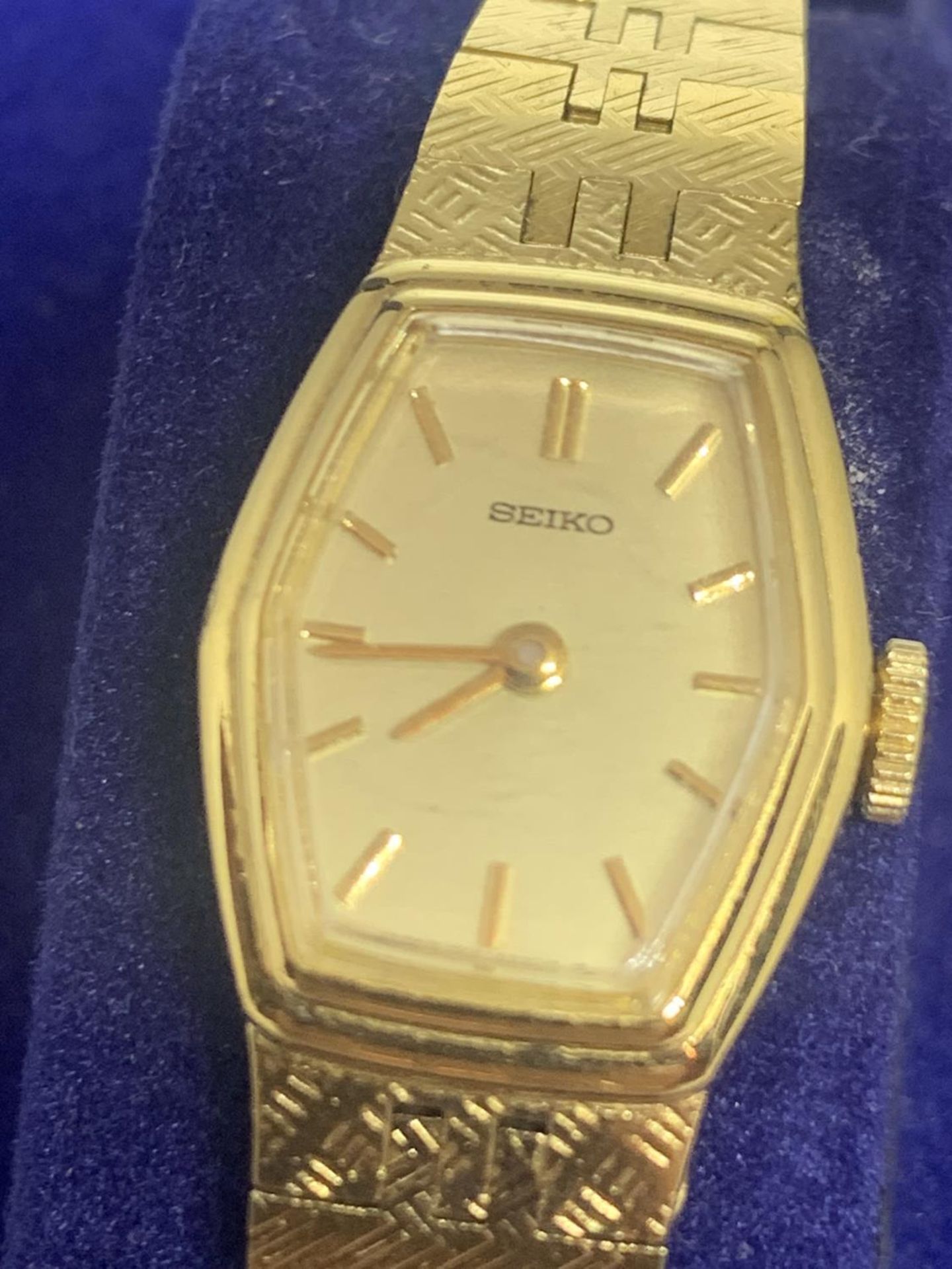 A LADIES SEIKO WRISTWATCH WITH A PRESENTATION BOX, SEEN WORKING BUT NO WARRANTY - Image 4 of 4
