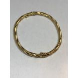 A 9 CARAT YELLOW GOLD BANGLE MARKED 375 GROSS WEIGHT 4.2 GRAMS IN A PRESENTATION BOX