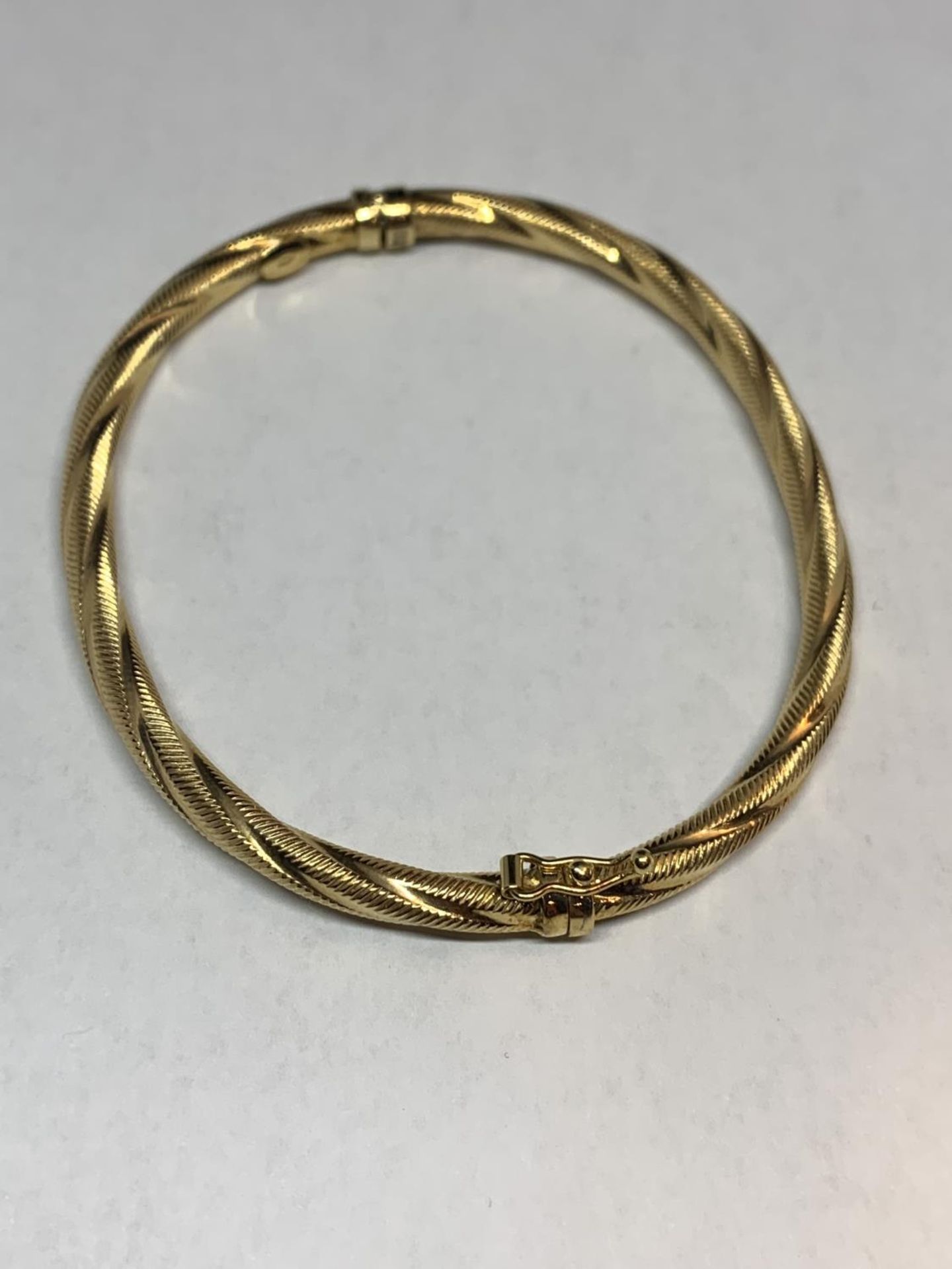 A 9 CARAT YELLOW GOLD BANGLE MARKED 375 GROSS WEIGHT 4.2 GRAMS IN A PRESENTATION BOX