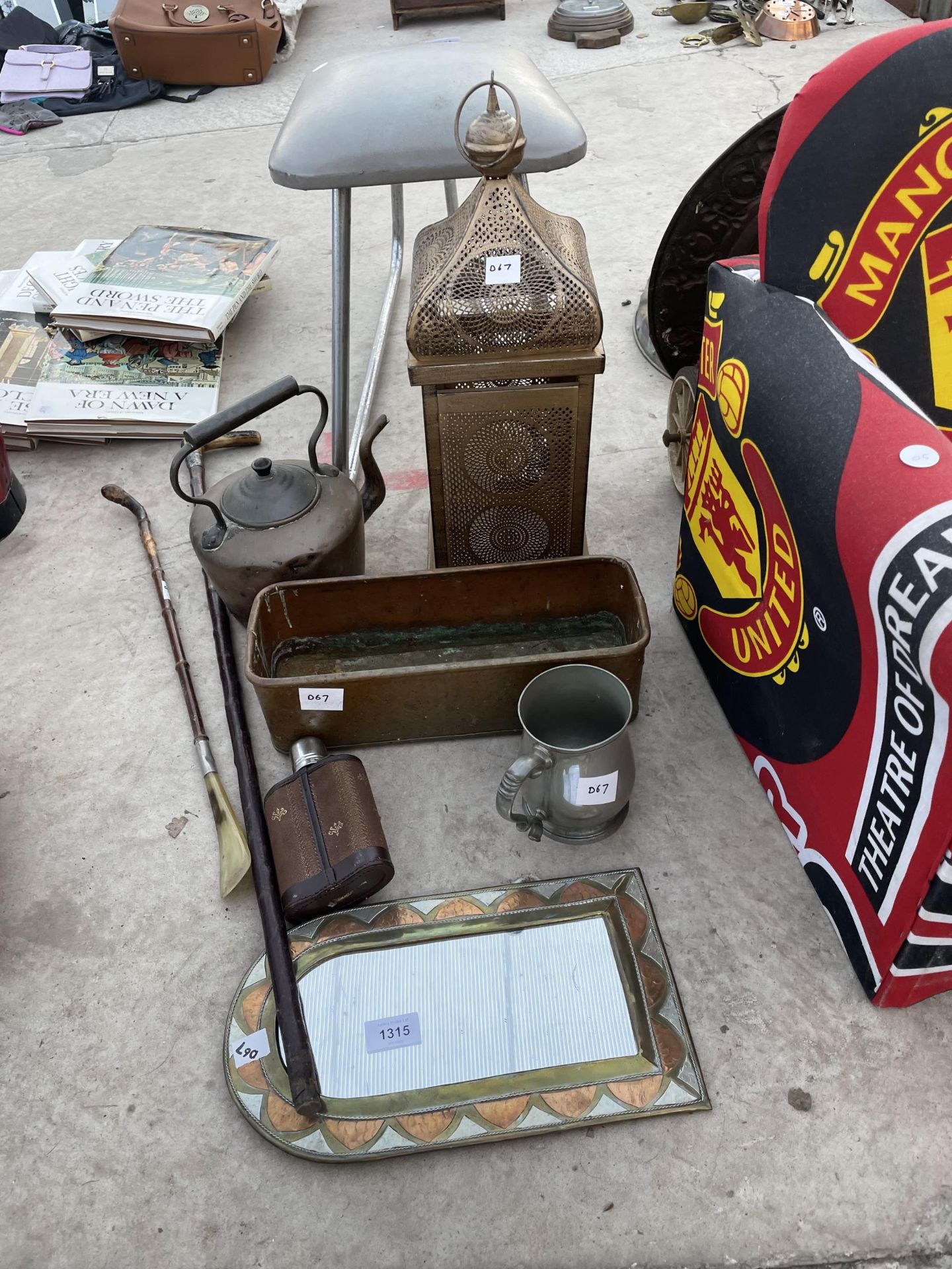 AN ASSORTMENT OF METAL WARE ITEMS TO INCLUDE A BRASS TROUGH, A COPPER KETTLE AND A PEWTER TANKARD