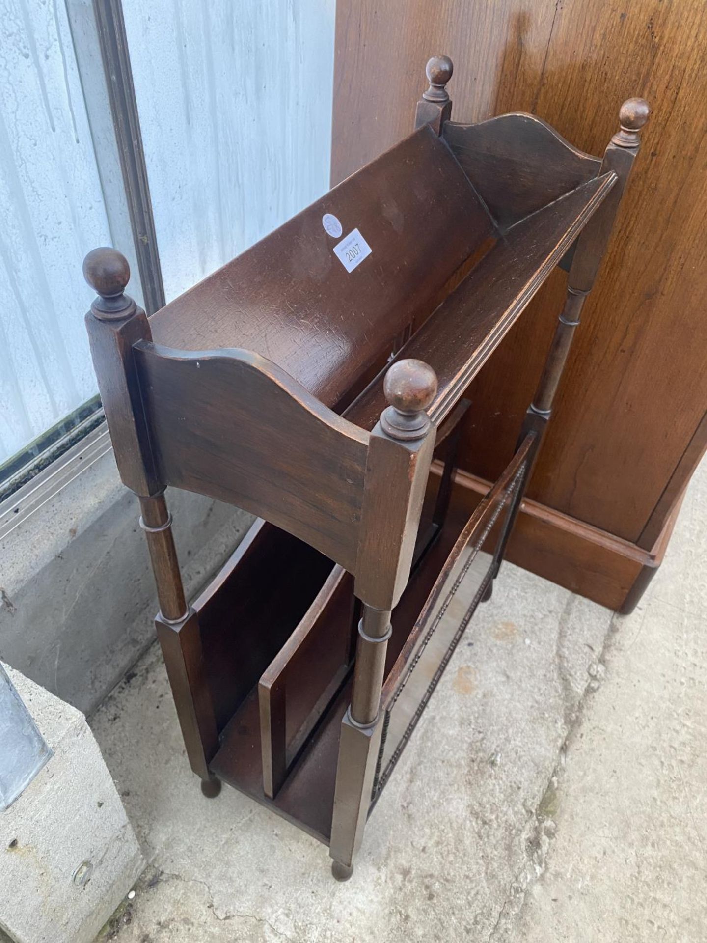 AN EARLY 20TH CENTURY MAHOGANY BOOK TROUGH/MAGAZINE RACK, 18" WIDE - Image 2 of 4