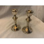 A PAIR OF HALLMARKED BIRMINGHAM SILVER CANDLESTICKS HEIGHT 14CM