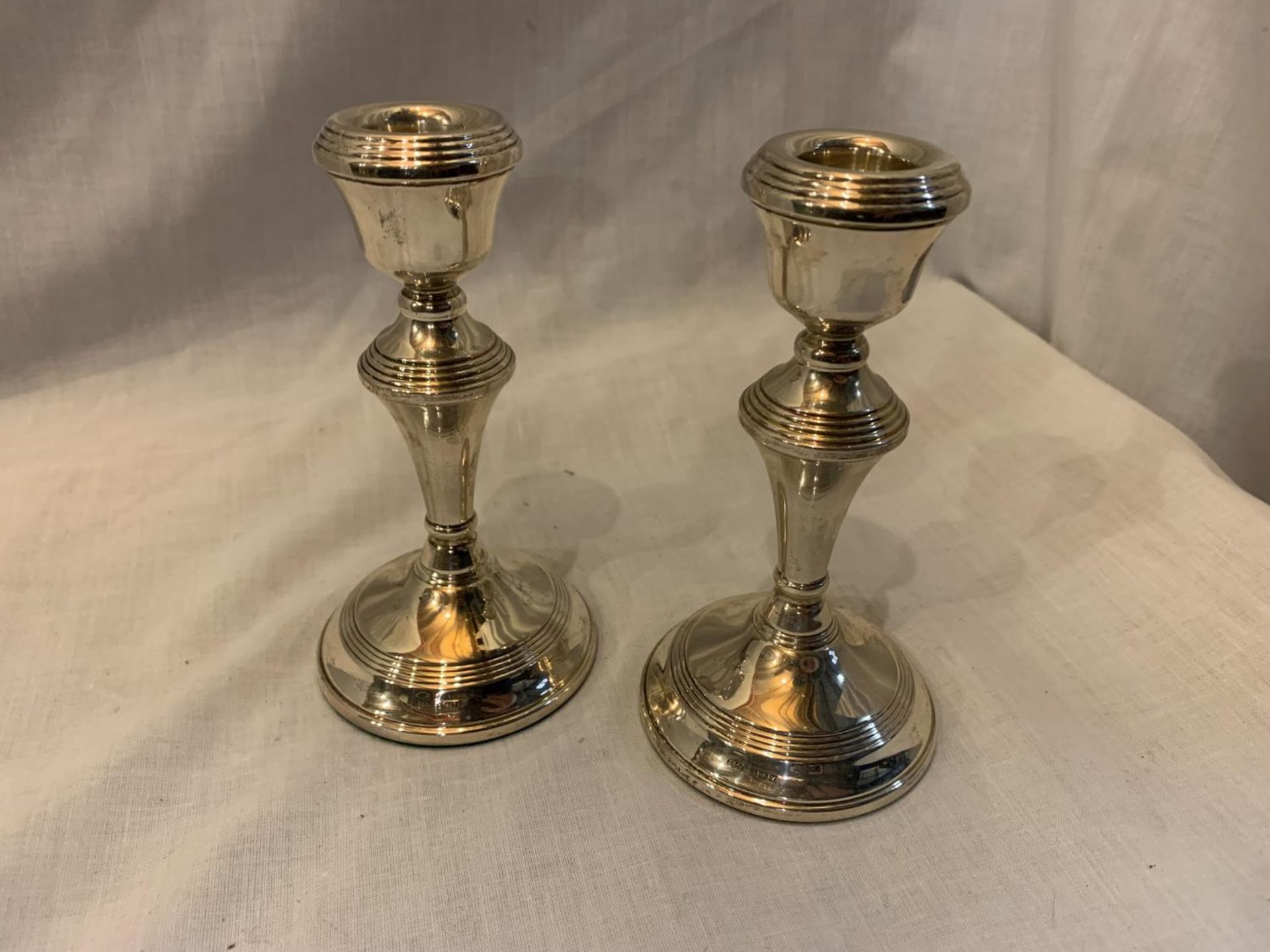 A PAIR OF HALLMARKED BIRMINGHAM SILVER CANDLESTICKS HEIGHT 14CM