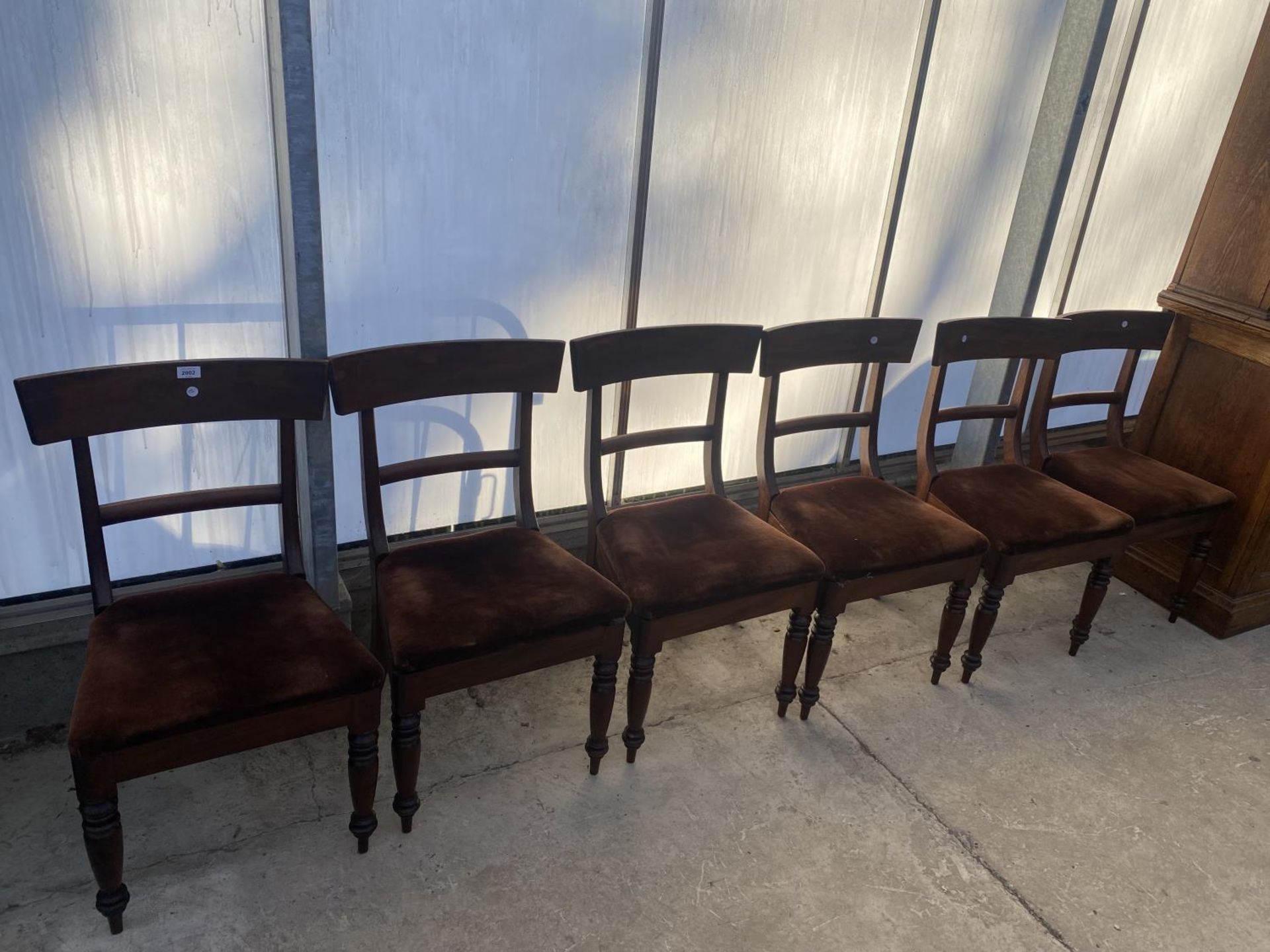 A SET OF SIX VICTORIAN BAR BACK DINING CHAIRS ON TURNED FRONT LEGS