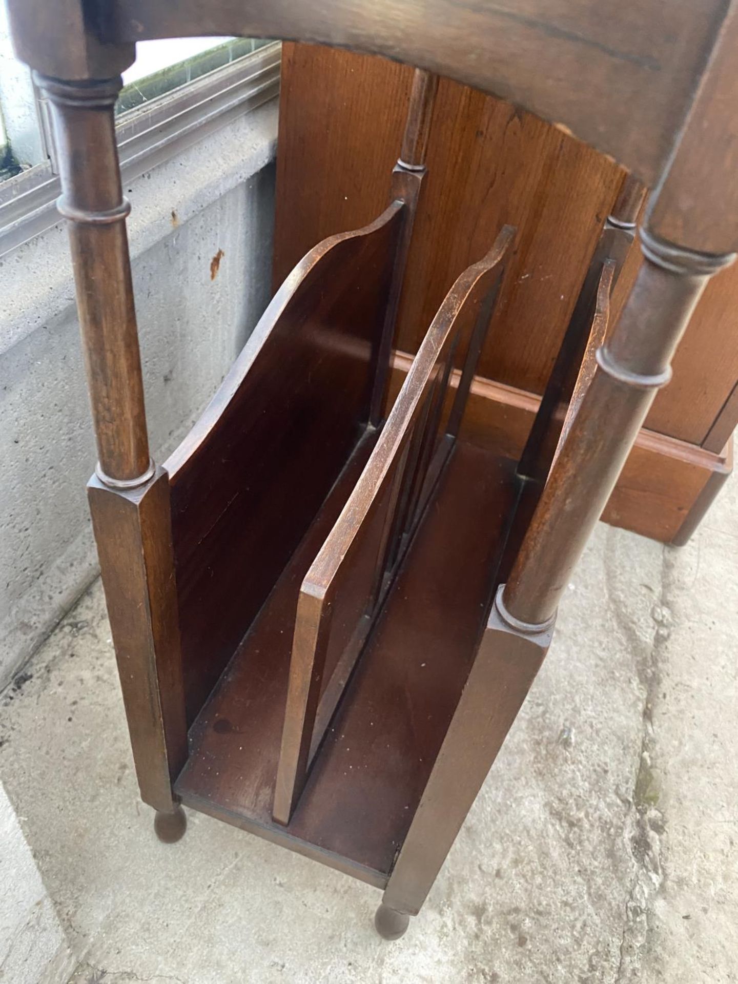 AN EARLY 20TH CENTURY MAHOGANY BOOK TROUGH/MAGAZINE RACK, 18" WIDE - Image 3 of 4