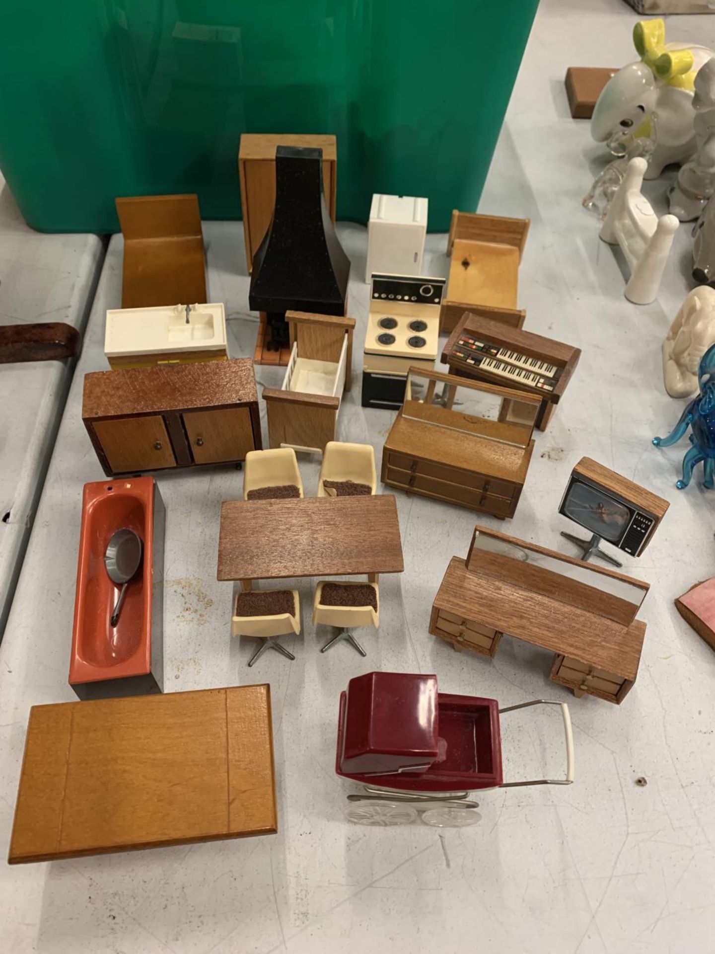 A QUANTITY OF 1960'S DOLL'S HOUSE FURNITURE